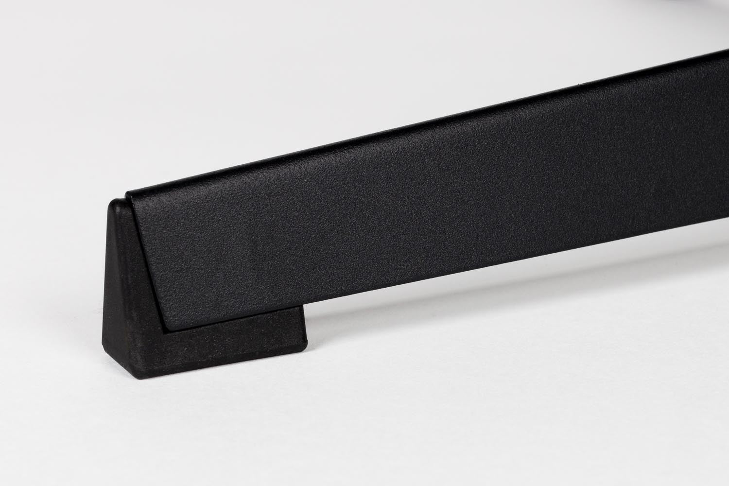 Der Kai Sessel von White Label Living bietet zeitgemässen Stil und Bequemlichkeit für moderne Wohnräume.