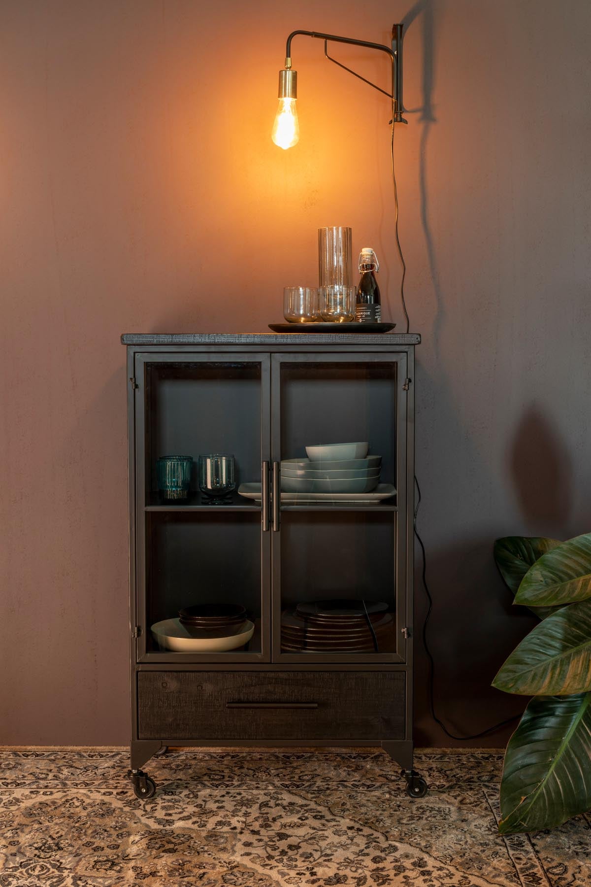 Cabinet FERRE in Schwarz präsentiert im Onlineshop von KAQTU Design AG. Vitrine ist von White Label Living
