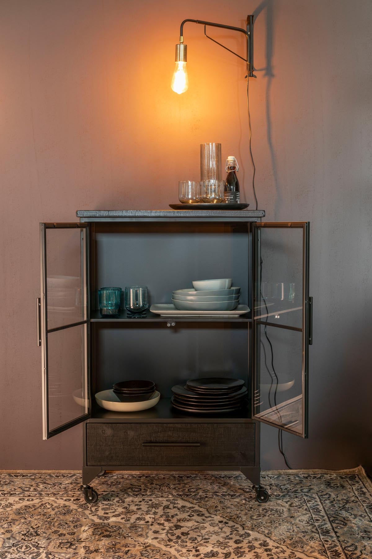 Cabinet FERRE in Schwarz präsentiert im Onlineshop von KAQTU Design AG. Vitrine ist von White Label Living