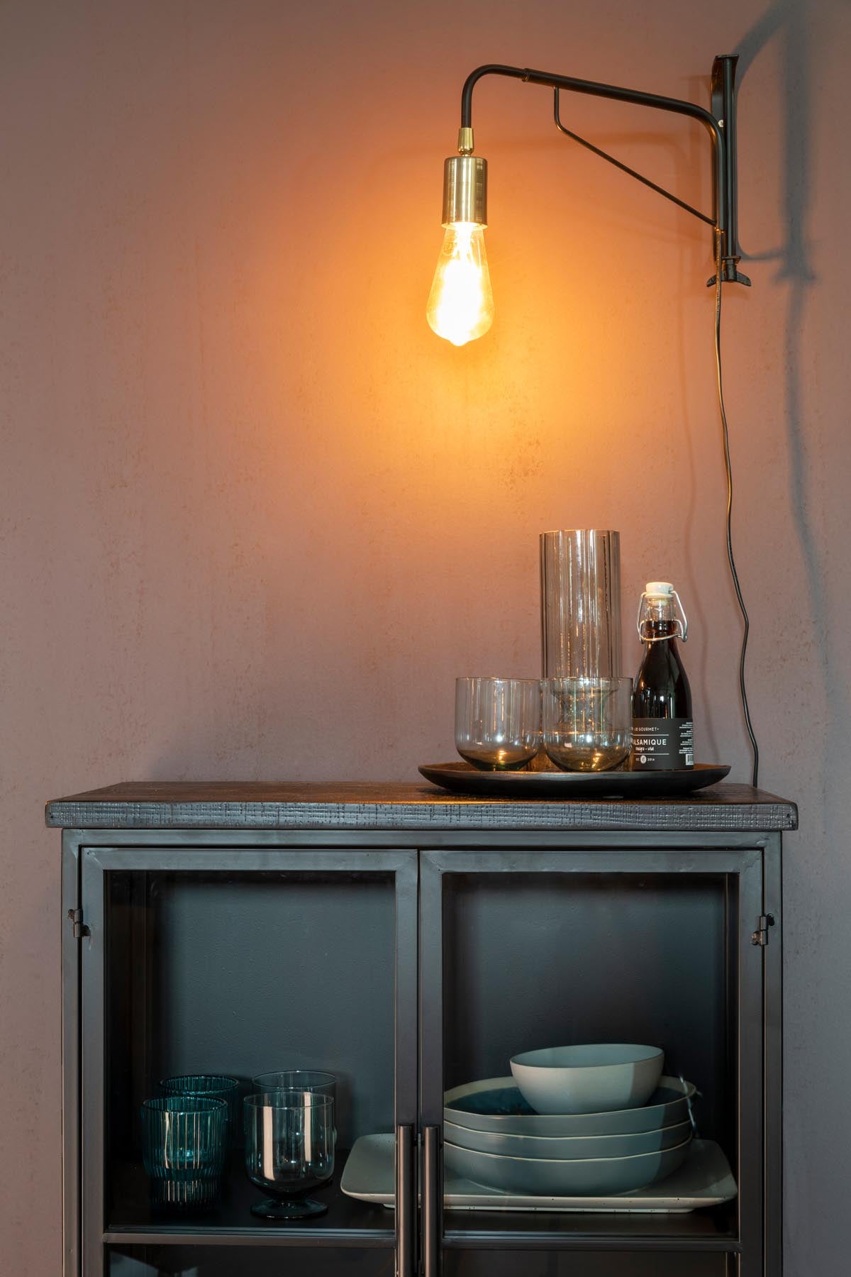 Cabinet FERRE in Schwarz präsentiert im Onlineshop von KAQTU Design AG. Vitrine ist von White Label Living