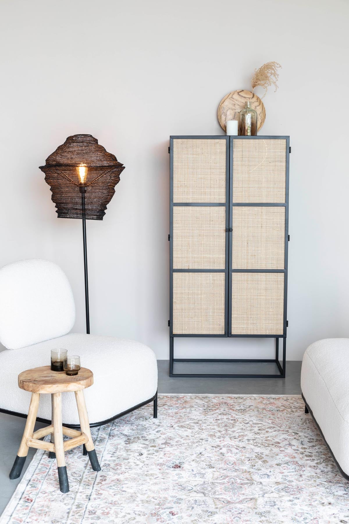Cabinet Guuji High 2türig in Schwarz/Natur präsentiert im Onlineshop von KAQTU Design AG. Vitrine ist von White Label Living