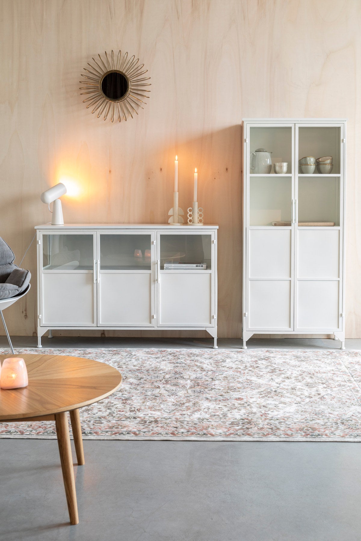 Cabinet MIYA HIGH 2türig in Weiss präsentiert im Onlineshop von KAQTU Design AG. Vitrine ist von White Label Living