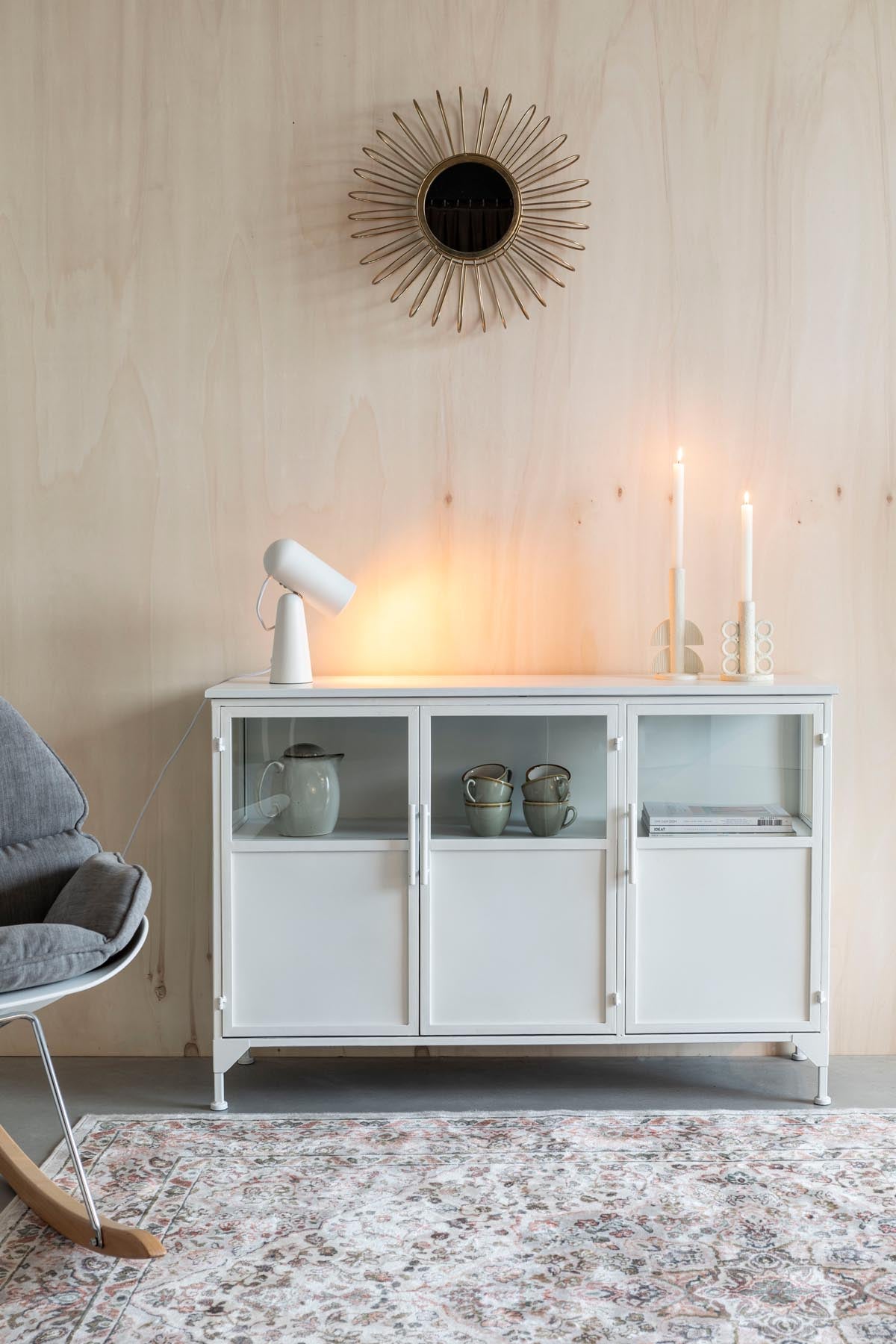 Sidbeoard MIYA LOW 3türig in Weiss präsentiert im Onlineshop von KAQTU Design AG. Sideboard ist von White Label Living