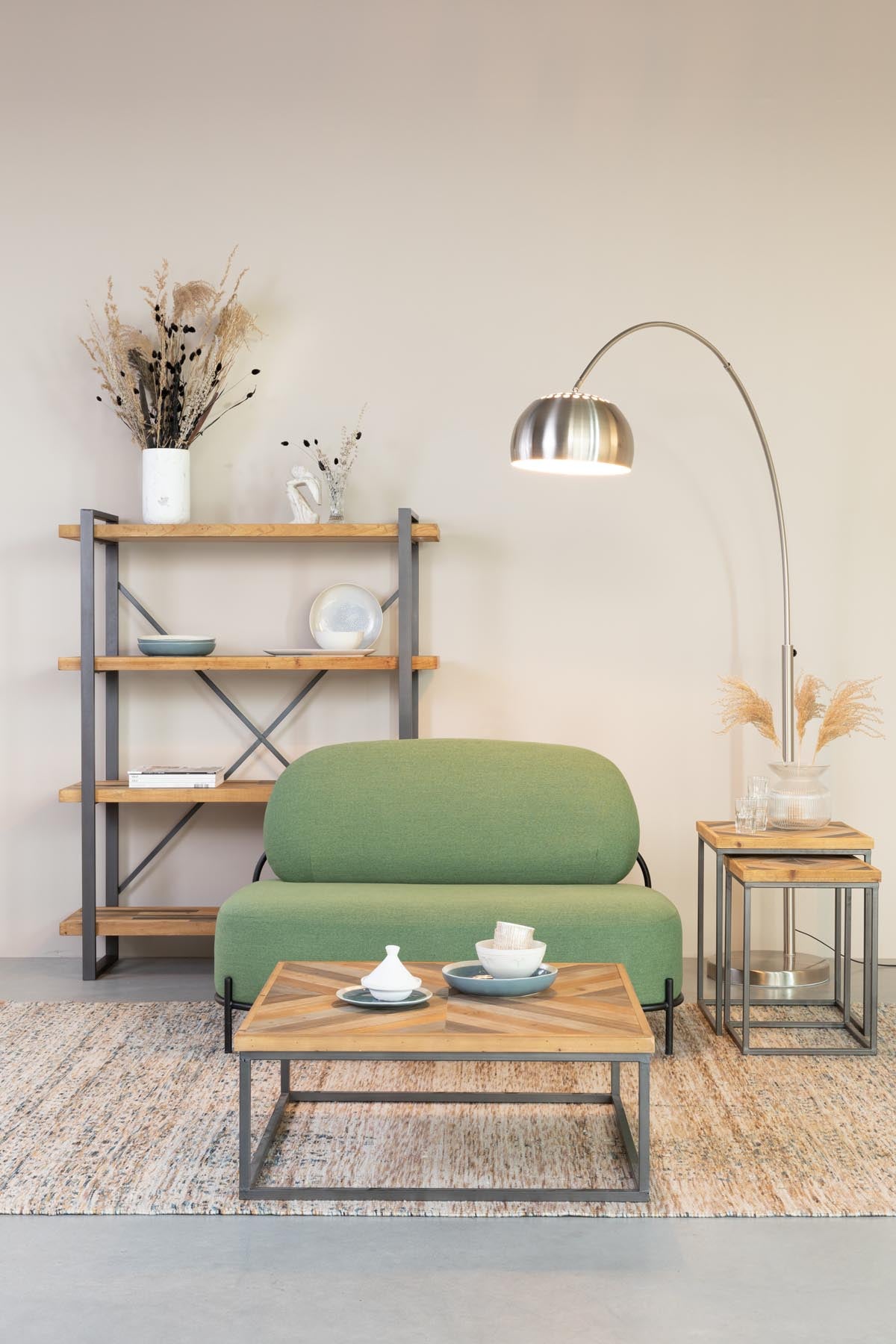 Stehleuchte Bow in Silber präsentiert im Onlineshop von KAQTU Design AG. Stehleuchte ist von White Label Living