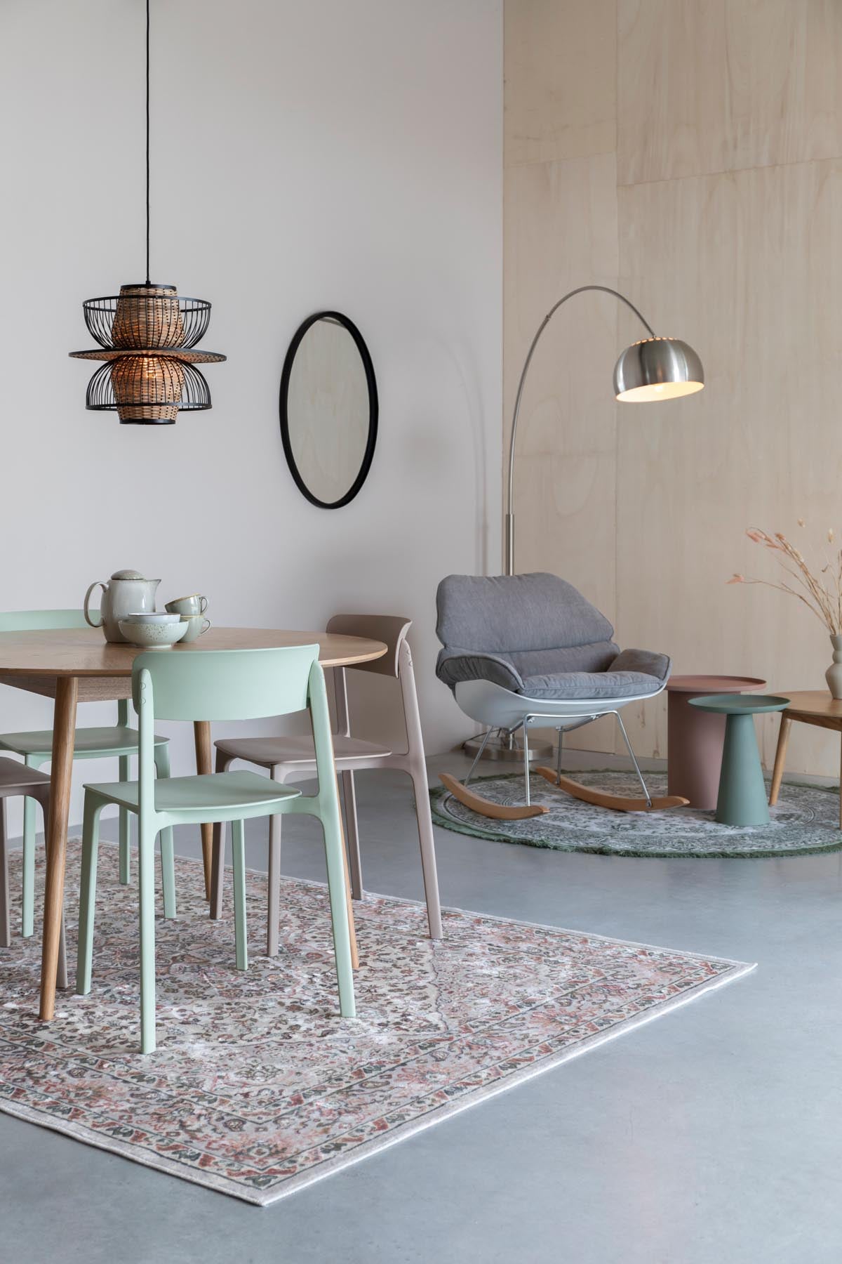 Stehleuchte Bow in Silber präsentiert im Onlineshop von KAQTU Design AG. Stehleuchte ist von White Label Living