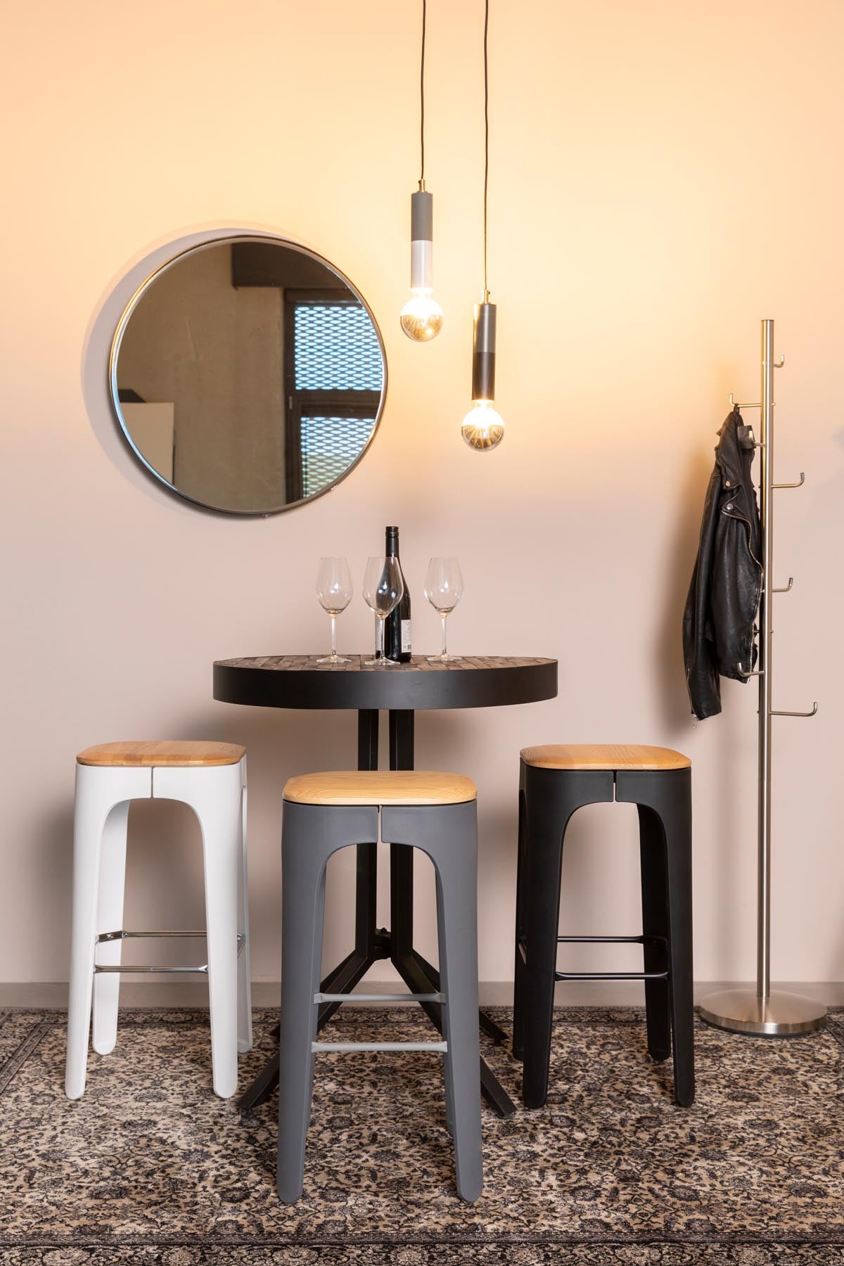 Spiegel Raj in Schwarz präsentiert im Onlineshop von KAQTU Design AG. Spiegel ist von White Label Living