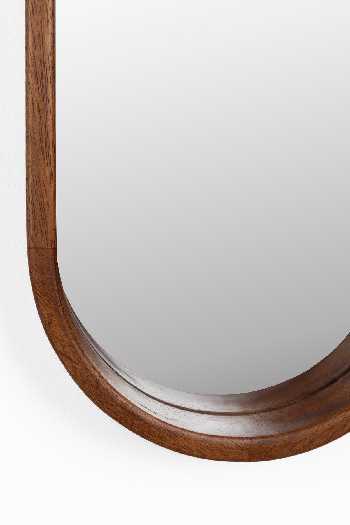 Nyko Spiegel Oval in beige präsentiert im Onlineshop von KAQTU Design AG. Wandspiegel ist von White Label Living