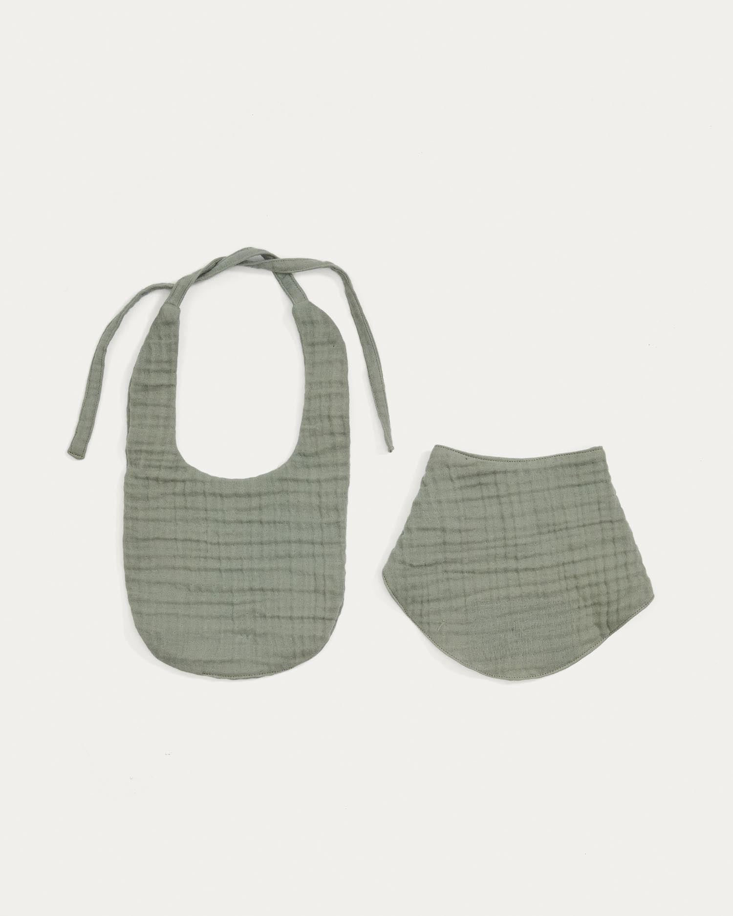 Set Prune aus Lätzchen und Halstuch aus 100% Bio-Baumwolle grün in Grün präsentiert im Onlineshop von KAQTU Design AG. Geschirr Kids ist von Kave Home