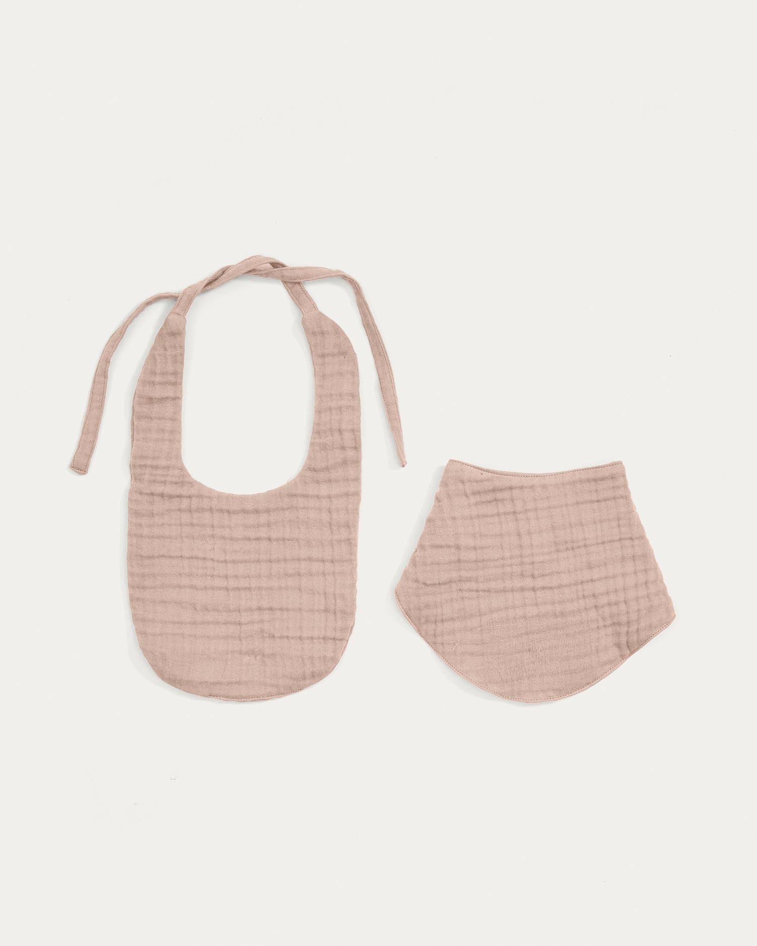 Set Prune aus Lätzchen und Halstuch aus 100% Bio-Baumwolle rosa in Rosa präsentiert im Onlineshop von KAQTU Design AG. Geschirr Kids ist von Kave Home