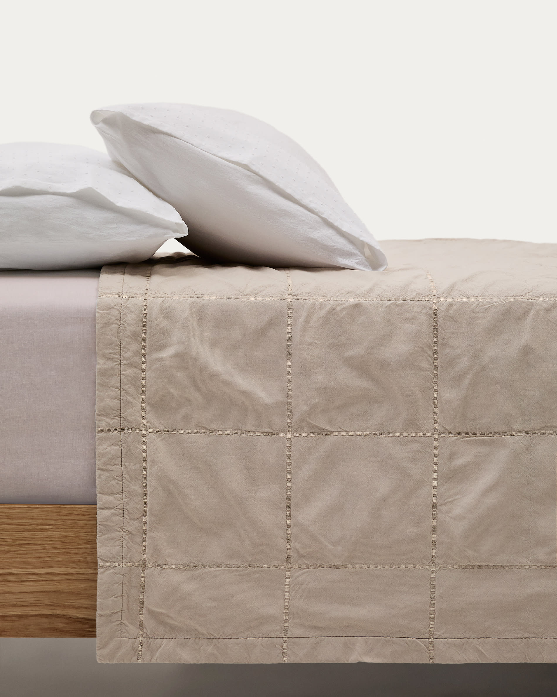 Tagesdecke Isor aus Chenille 100% Baumwolle ecru mit Karomuster für Bett 90/135 cm in Ecru präsentiert im Onlineshop von KAQTU Design AG. Wolldecke ist von Kave Home