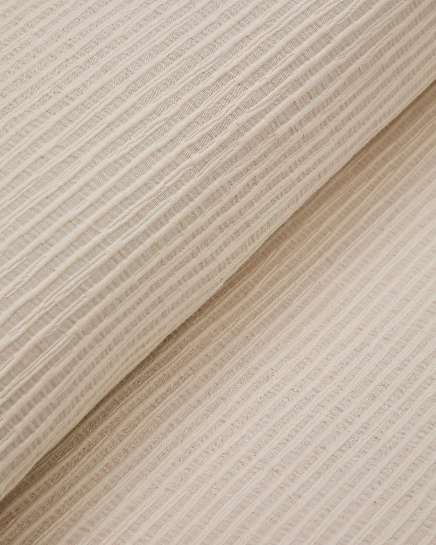 Elegante Tagesdecke Vindi aus 100% Baumwolle in dezentem Ecru mit stilvollen Fantasiestreifen, ideal für Betten 150/160 cm, pflegeleicht und atmungsaktiv.