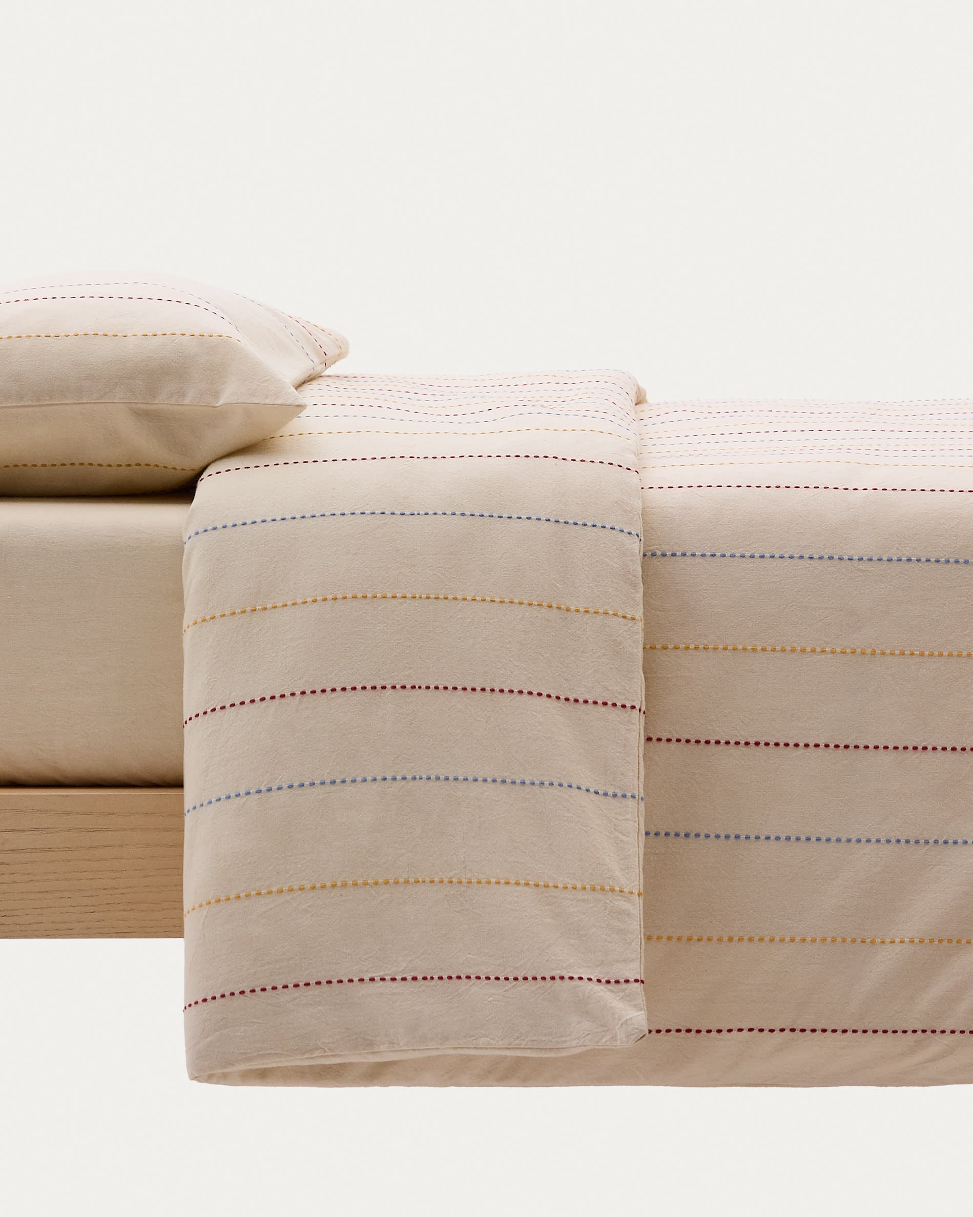 Set Indani Bezug für Decke, Kopfkissen, Spannbetttuch 100%Bio-Baumwolle gestreift Bett 70 in Weiss präsentiert im Onlineshop von KAQTU Design AG. Bettwäsche ist von Kave Home