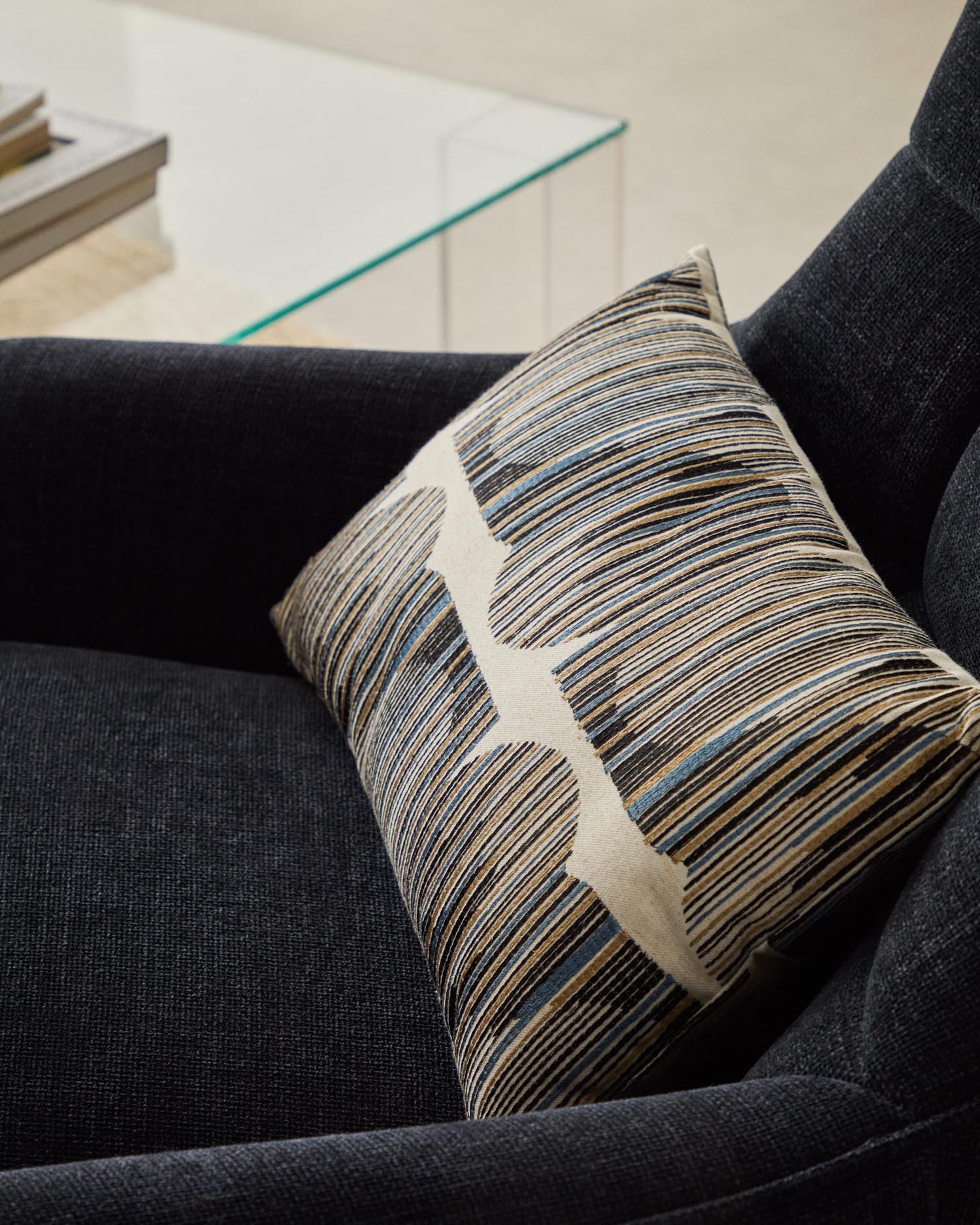 Kissenbezug Log mit grafischer Stickerei mehrfarbig 30 x 50 cm in Blau präsentiert im Onlineshop von KAQTU Design AG. Deko Kissenbezug ist von Kave Home