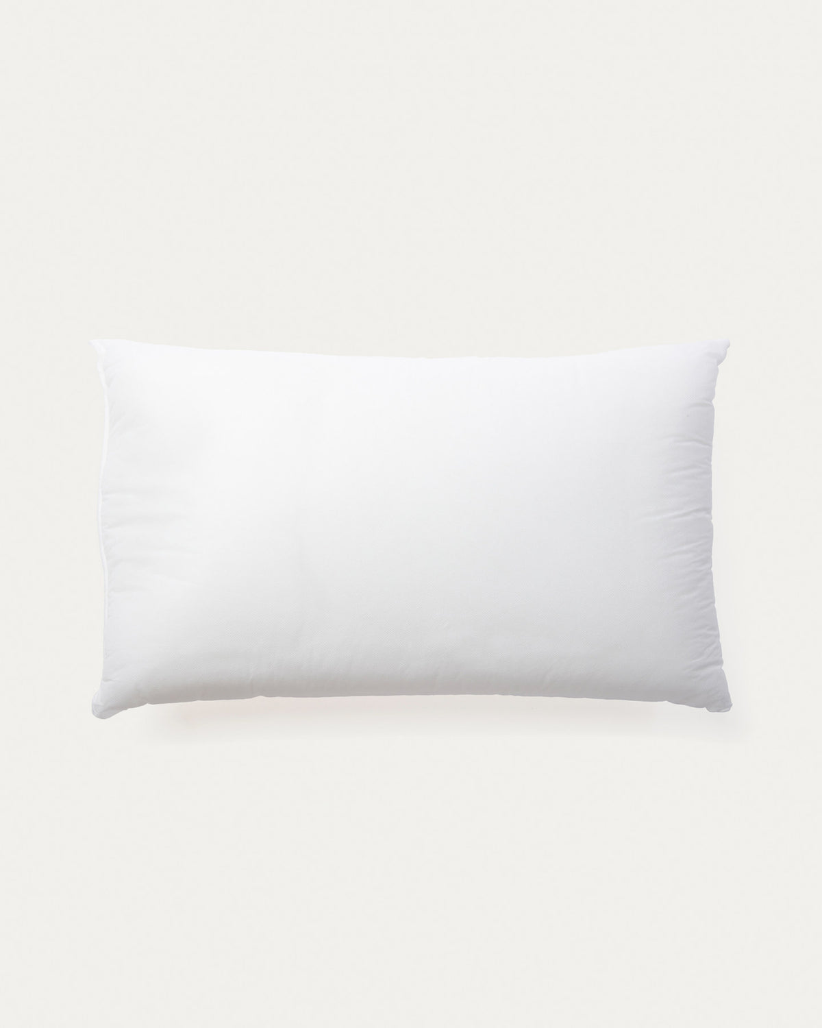 Fluff Kissenfüllung 50 x 80 cm, hergestellt in Spanien in Weiss präsentiert im Onlineshop von KAQTU Design AG. Kissenfüllung ist von Kave Home