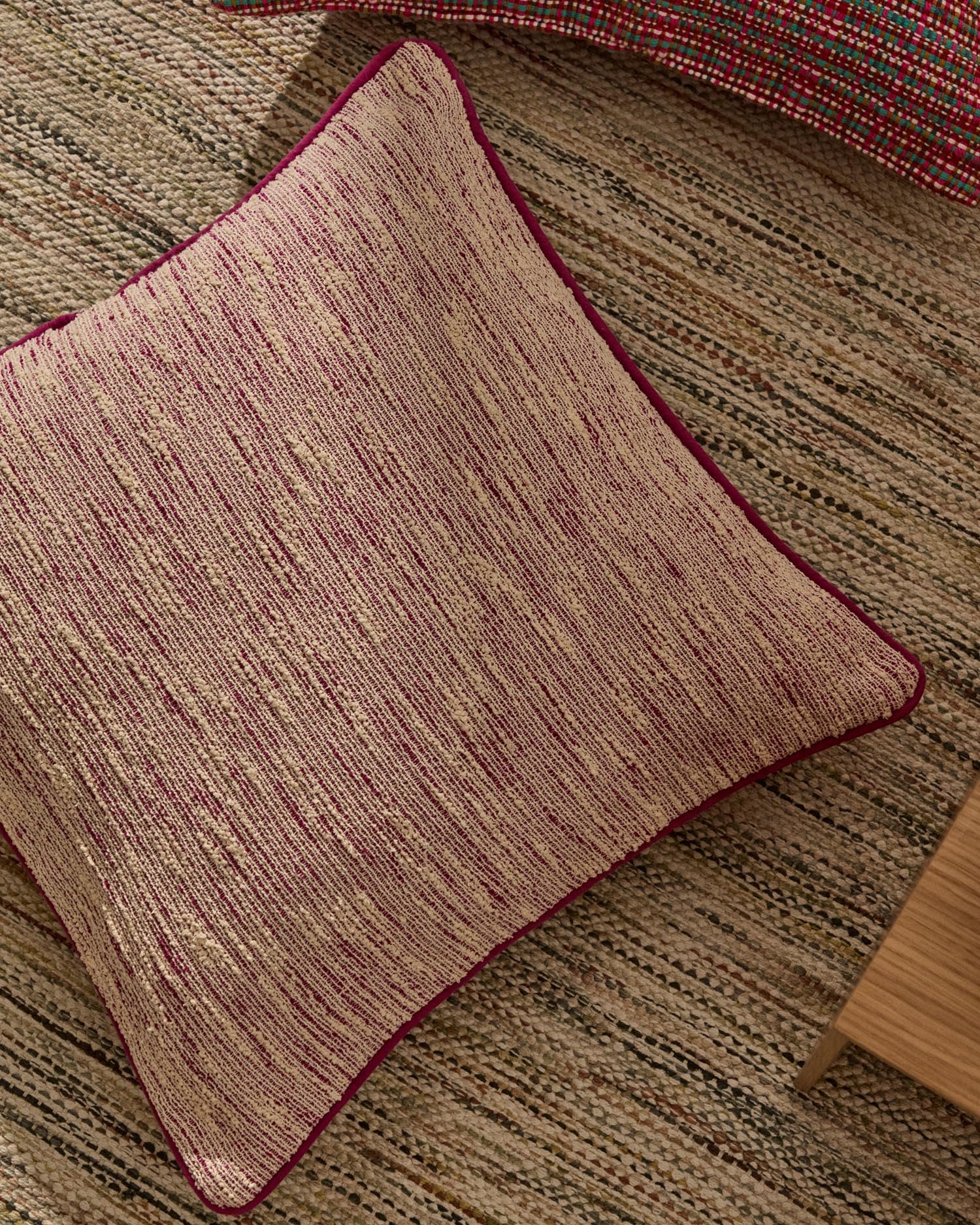 Kissenbezug Brisella Jacquard mit kontrastierender Biese rosa 45 x 45 cm in Rosa präsentiert im Onlineshop von KAQTU Design AG. Deko Kissenbezug ist von Kave Home