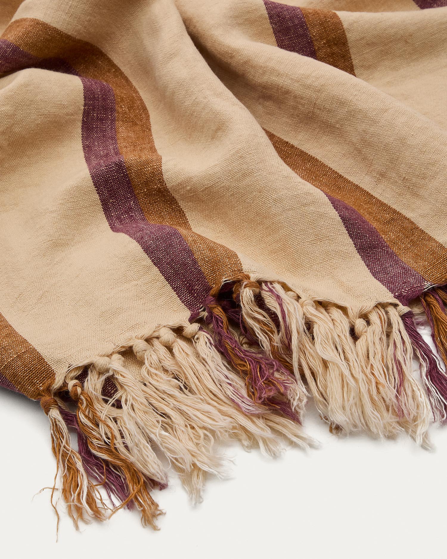 Die handgewebte Decke Arven aus 100 % Leinen (130 x 170 cm) von Kave Home bringt mit bunten Streifen Eleganz und Komfort in Ihr Zuhause.