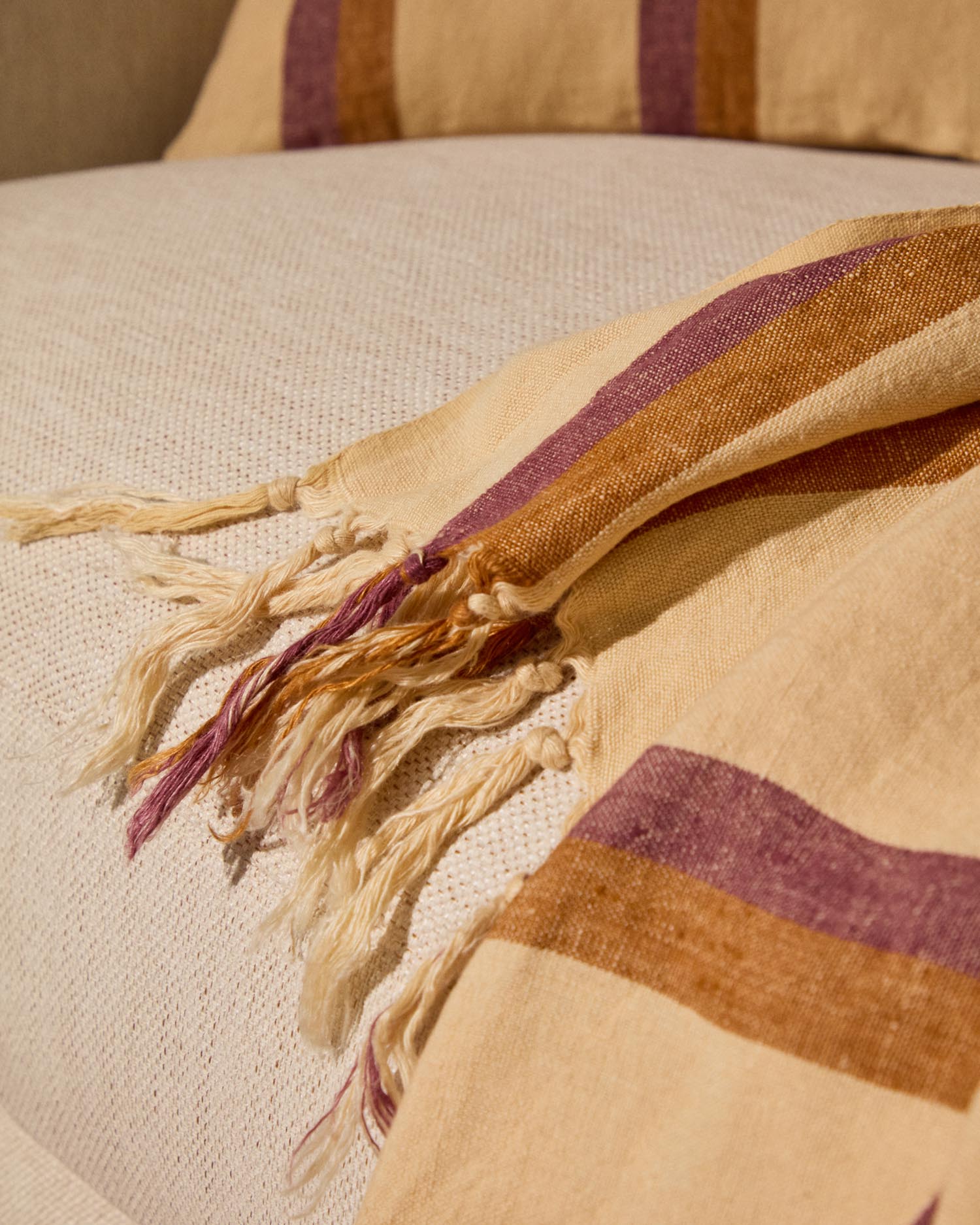 Entdecken Sie die handgewebte Decke Arven aus 100 % Leinen mit bunten Streifen (130 x 170 cm) von Kave Home – ein stilvolles Wohnaccessoire für jedes Zuhause.