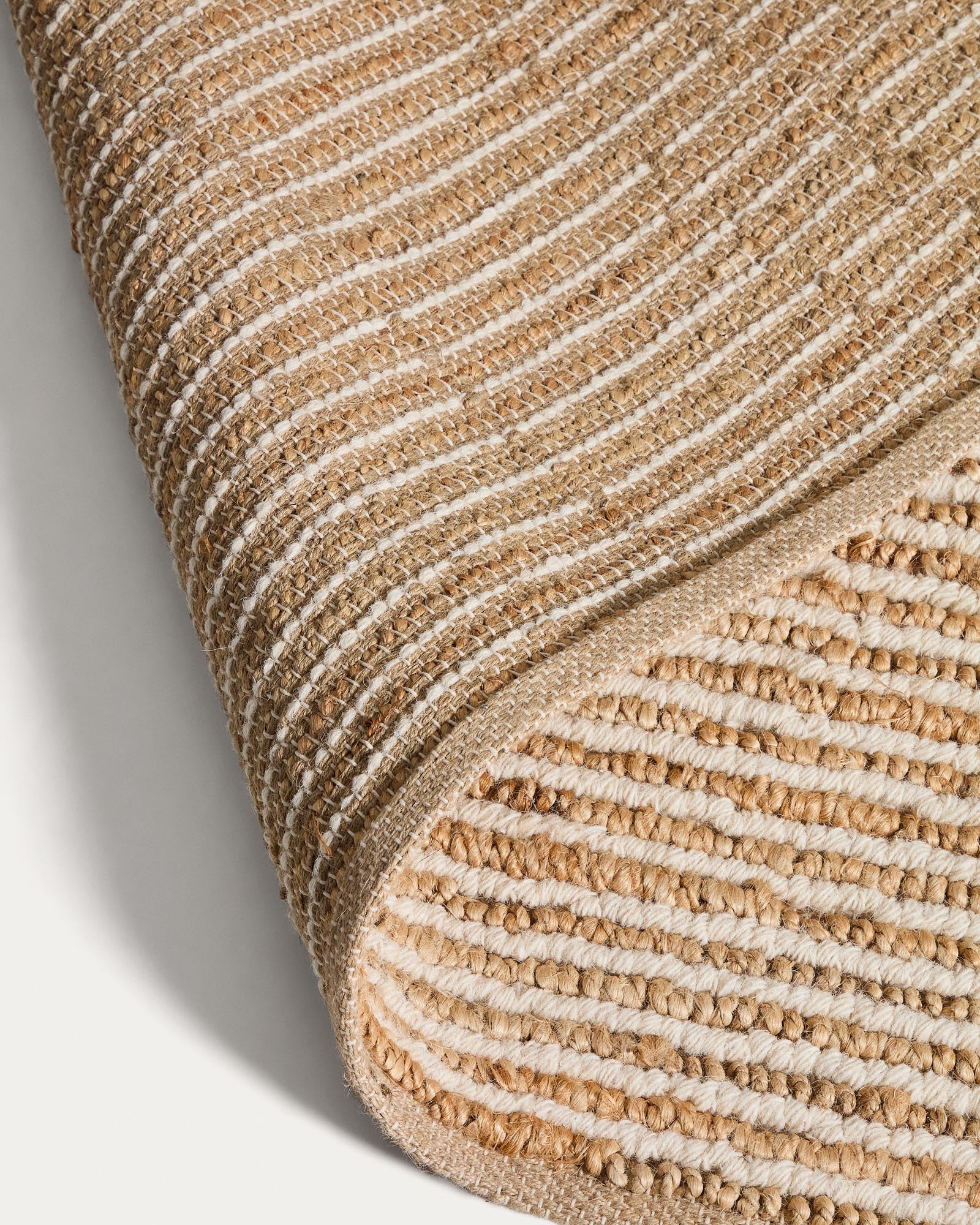 Stilvoller Teppich Derule aus Jute und Wolle in sanftem Beige, 200 x 300 cm, ideal für gemütliche und moderne Wohnambiente.