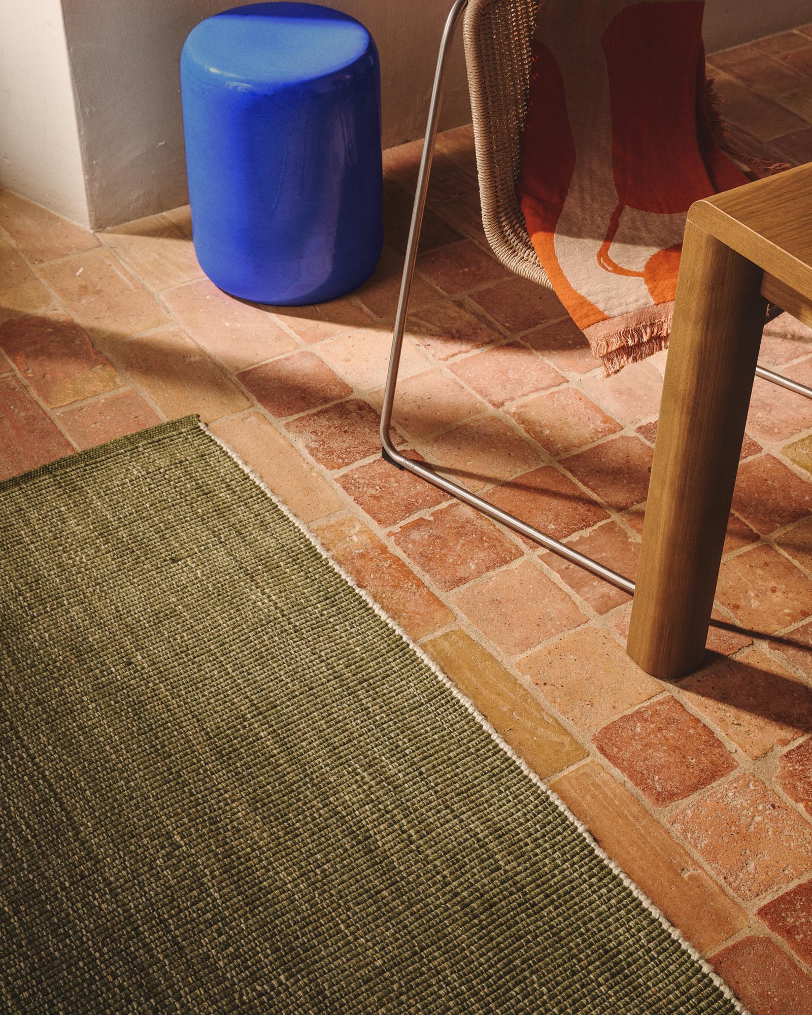 Moderner Teppich Tirla in frischem Grün, gefertigt aus 100 % PET, ideal für stilvolle Wohnräume, Maße 200 x 300 cm.