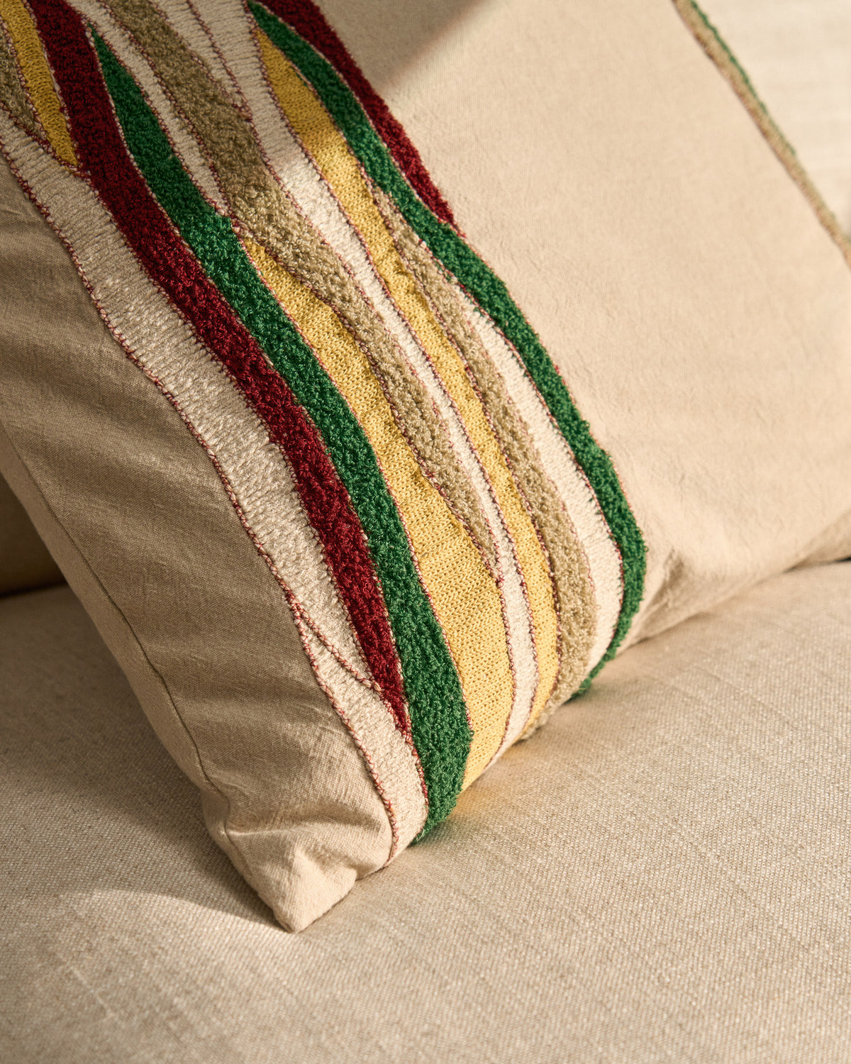 Kissenbezug Sirea aus Baumwolle und Leinen mit mehrfarbiger Stickerei, 50 x 50 cm in Mehrfarbig präsentiert im Onlineshop von KAQTU Design AG. Deko Kissenbezug ist von Kave Home