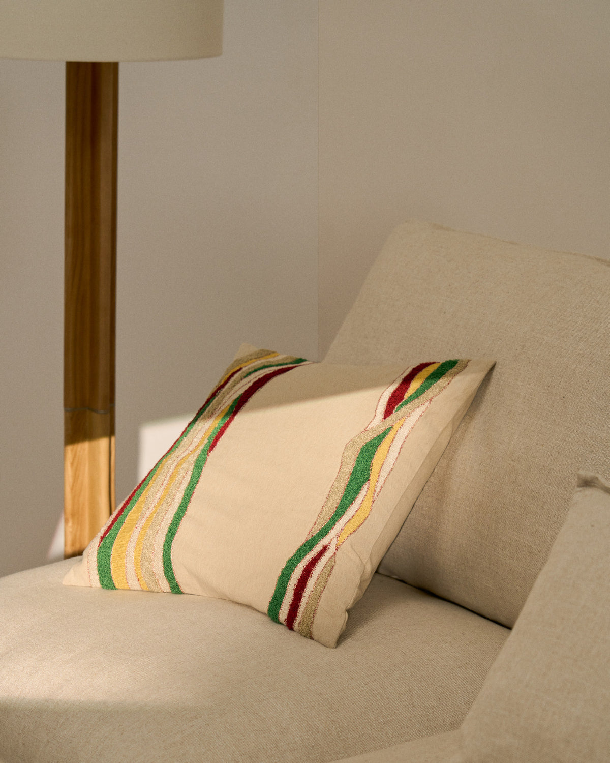 Kissenbezug Sirea aus Baumwolle und Leinen mit mehrfarbiger Stickerei, 50 x 50 cm in Mehrfarbig präsentiert im Onlineshop von KAQTU Design AG. Deko Kissenbezug ist von Kave Home
