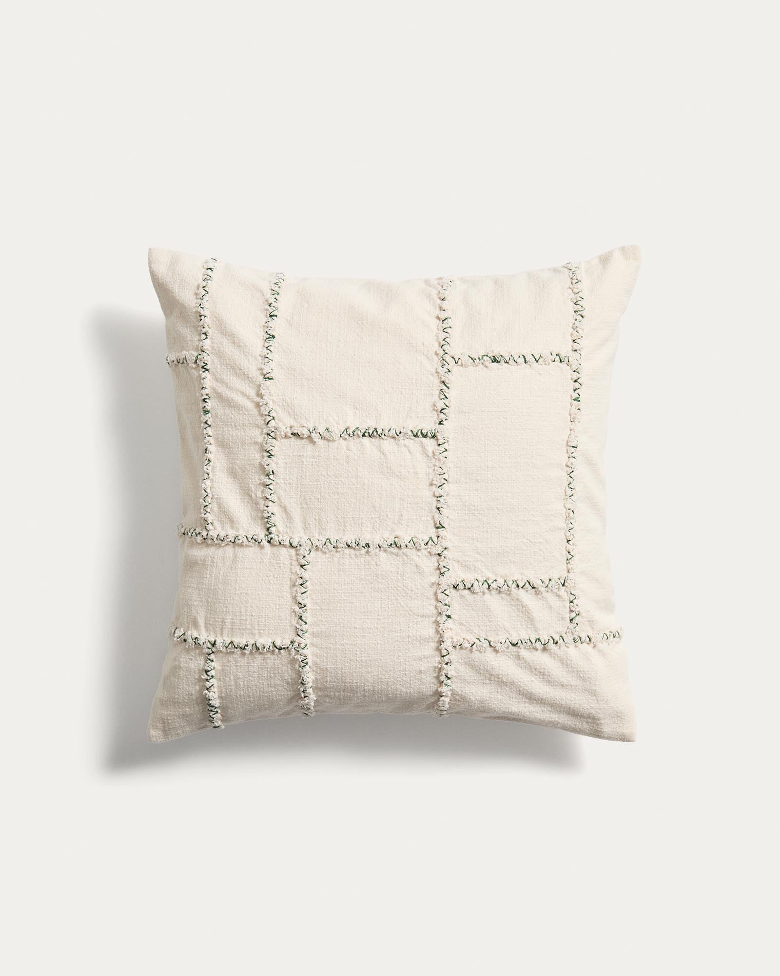 Kissenbezug Verion mit geometrischer Stickerei in Grün, 45 x 45 cm in Grün präsentiert im Onlineshop von KAQTU Design AG. Deko Kissenbezug ist von Kave Home