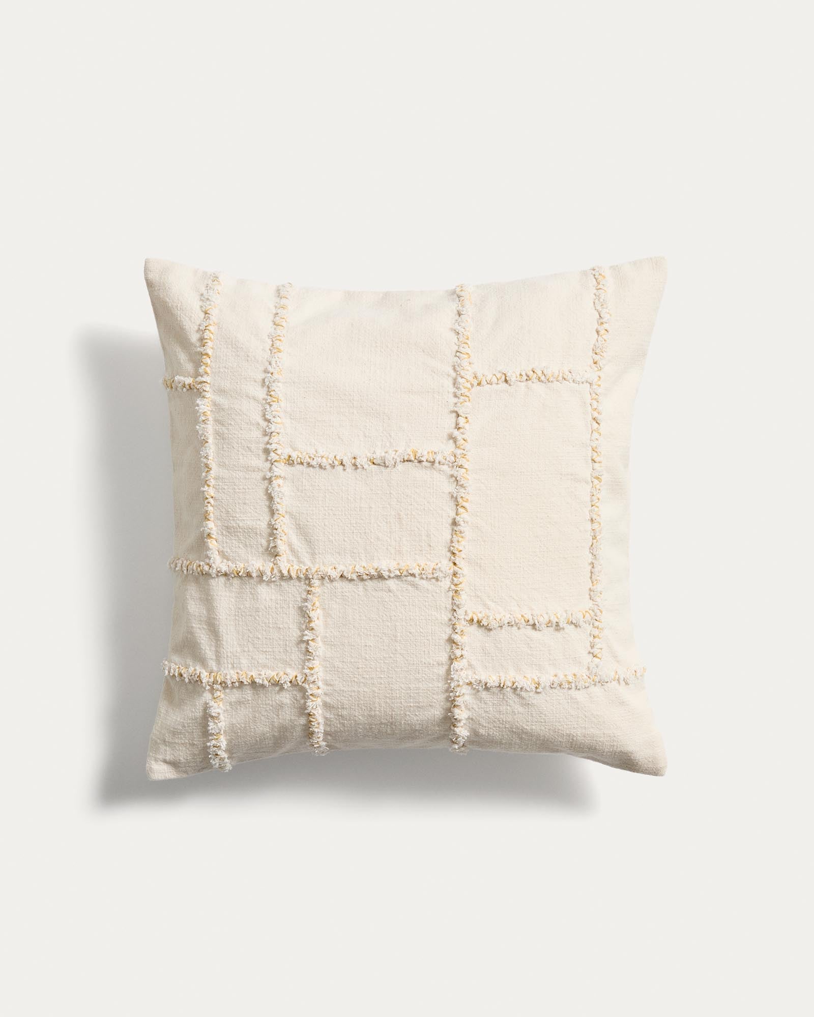 Kissenbezug Verion mit geometrischer Stickerei in Gelb, 45 x 45 cm in Gelb präsentiert im Onlineshop von KAQTU Design AG. Deko Kissenbezug ist von Kave Home