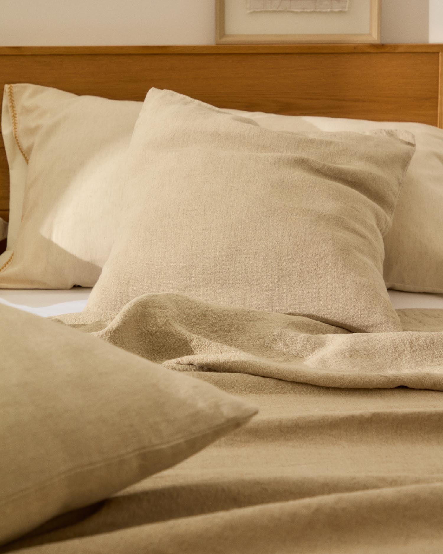 Set Tandi: 2 hochwertige Kissenbezüge aus 100% Leinen in Beige, 50x50 cm. Perfekt für ein elegantes und nachhaltiges Wohnambiente.