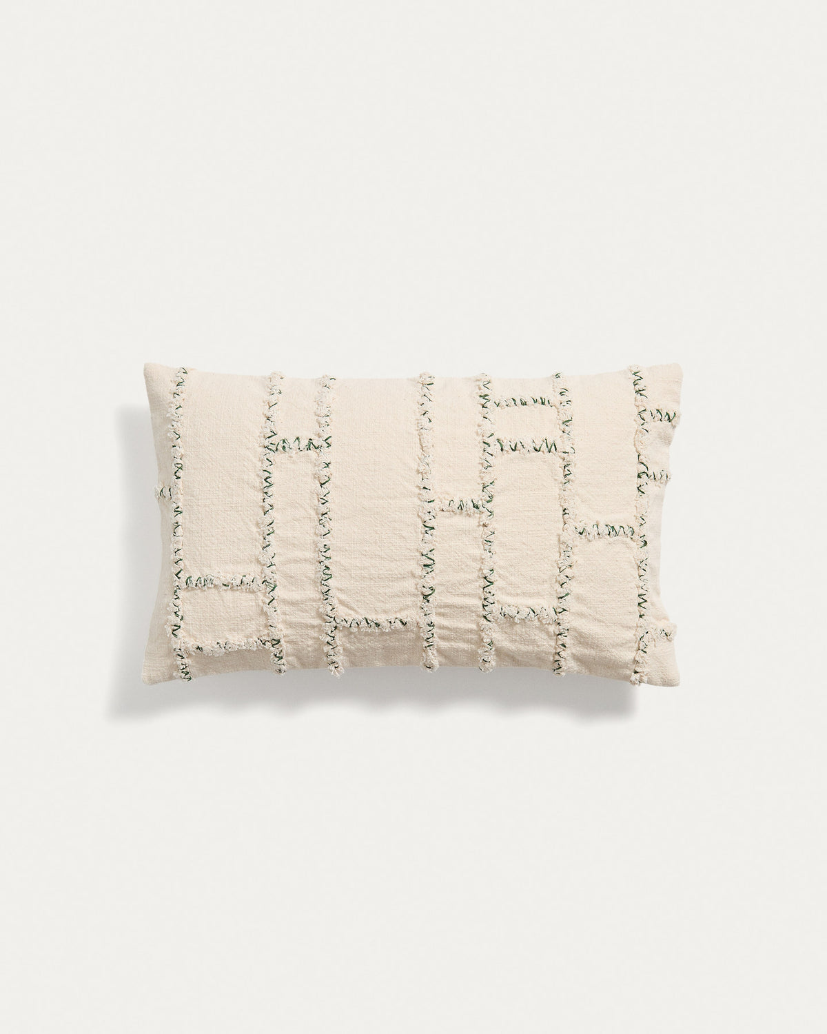 Kissenbezug Verion mit geometrischer Stickerei in Grün, 30 x 50 cm in Grün präsentiert im Onlineshop von KAQTU Design AG. Deko Kissenbezug ist von Kave Home