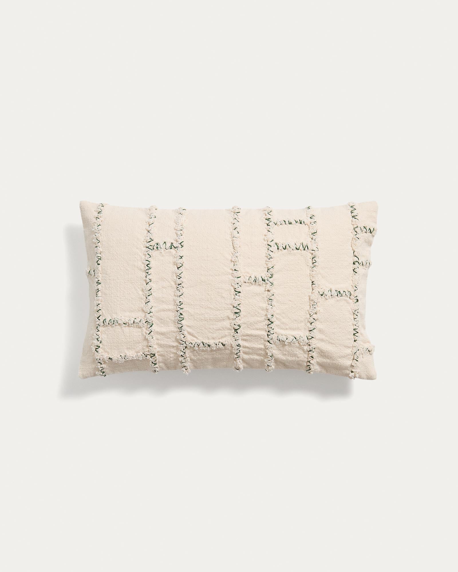 Kissenbezug Verion mit geometrischer Stickerei in Grün, 30 x 50 cm in Grün präsentiert im Onlineshop von KAQTU Design AG. Deko Kissenbezug ist von Kave Home