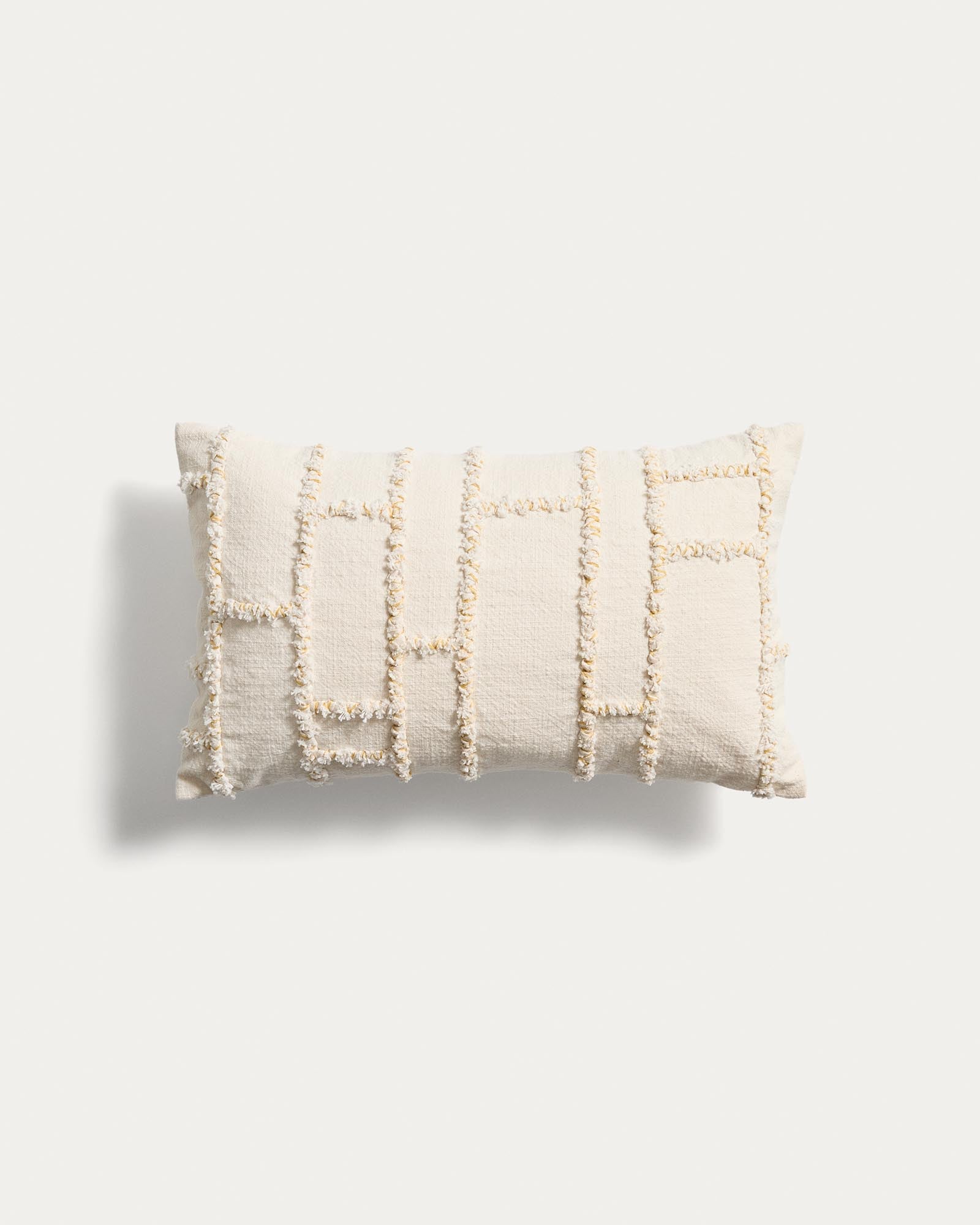 Kissenbezug Verion mit geometrischer Stickerei in Gelb, 30 x 50 cm in Gelb präsentiert im Onlineshop von KAQTU Design AG. Deko Kissenbezug ist von Kave Home