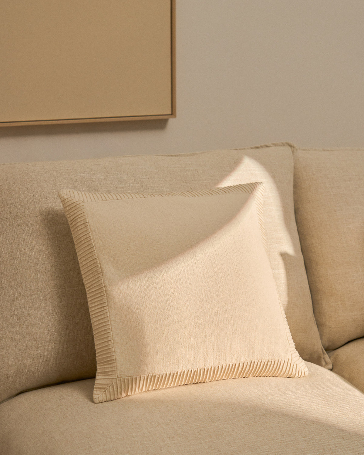 Kissenbezug Luadia aus Baumwolle mit Plisseedetail in Ecru, 50 x 50 cm in Ecru präsentiert im Onlineshop von KAQTU Design AG. Deko Kissenbezug ist von Kave Home