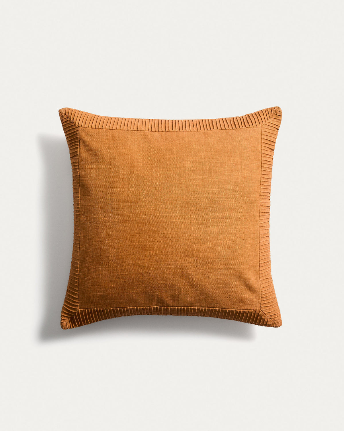 Kissenbezug Luadia aus Baumwolle mit Plisseedetail in Orange, 50 x 50 cm in Orange präsentiert im Onlineshop von KAQTU Design AG. Deko Kissenbezug ist von Kave Home