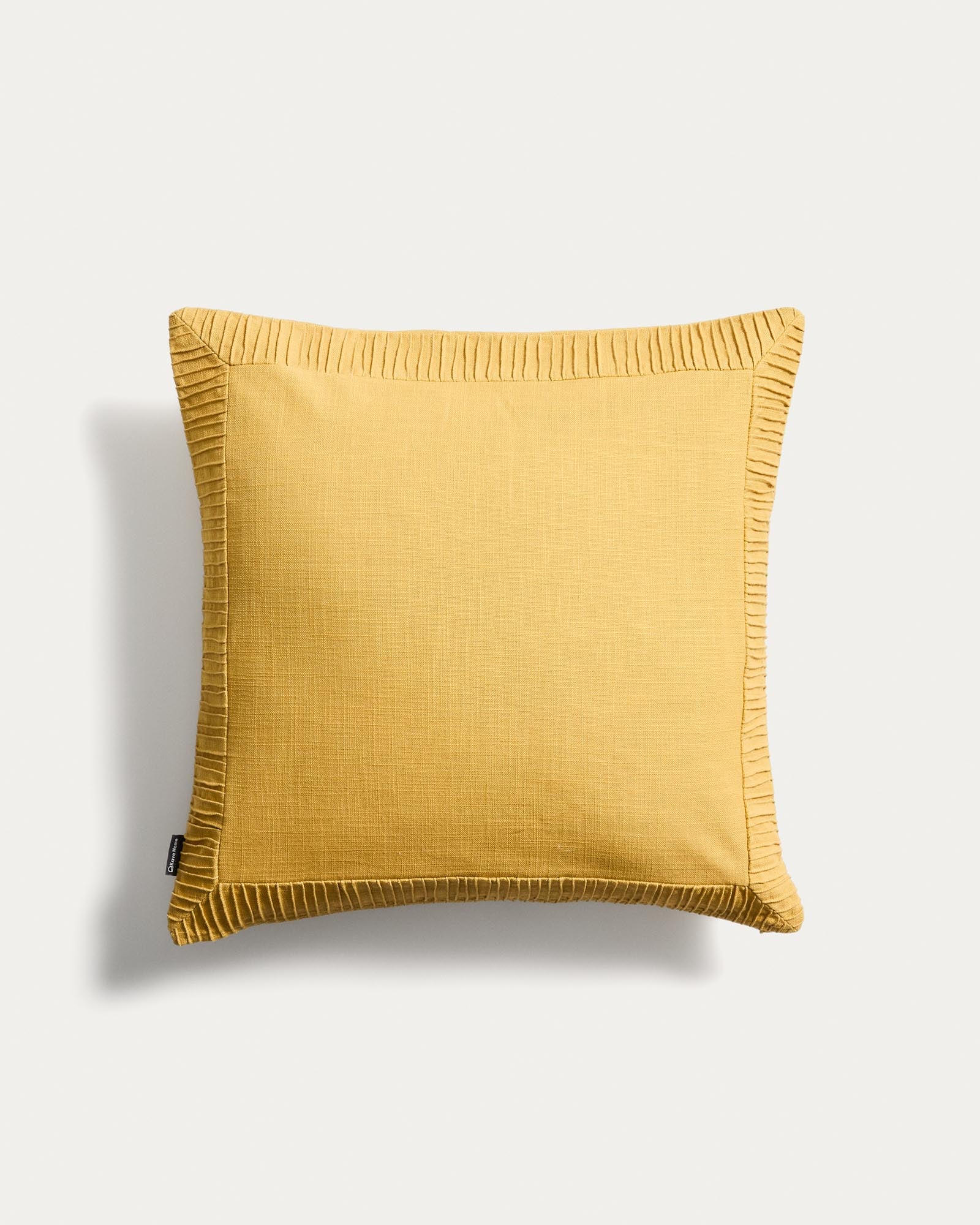 Kissenbezug Luadia aus Baumwolle mit Plisseedetail in Gelb, 50 x 50 cm in Gelb präsentiert im Onlineshop von KAQTU Design AG. Deko Kissenbezug ist von Kave Home