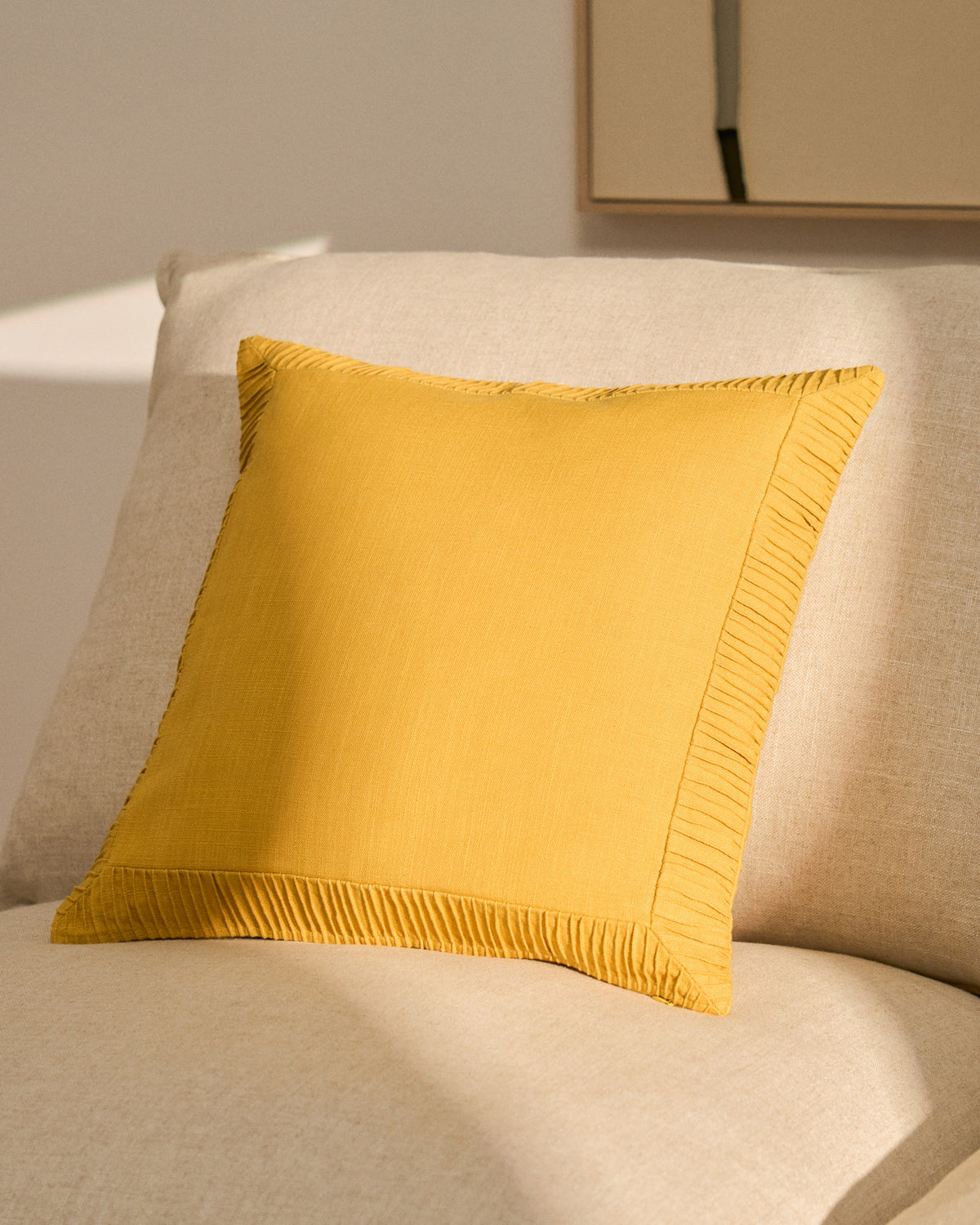 Kissenbezug Luadia aus Baumwolle mit Plisseedetail in Gelb, 50 x 50 cm in Gelb präsentiert im Onlineshop von KAQTU Design AG. Deko Kissenbezug ist von Kave Home