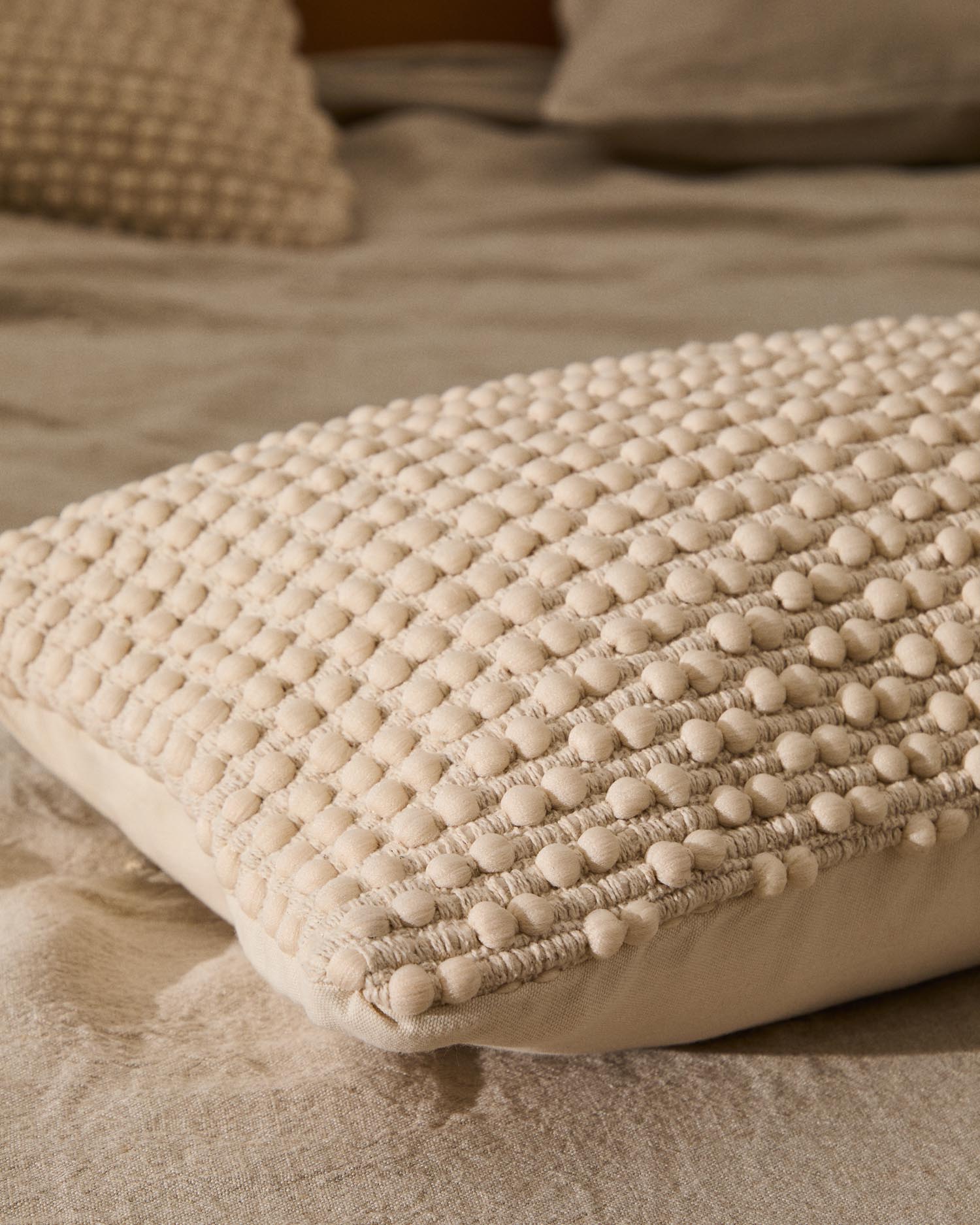 Kissenhülle Mascarell aus weisser Baumwolle und Polyester 40 x 60 cm in Weiss präsentiert im Onlineshop von KAQTU Design AG. Deko Kissenbezug ist von Kave Home