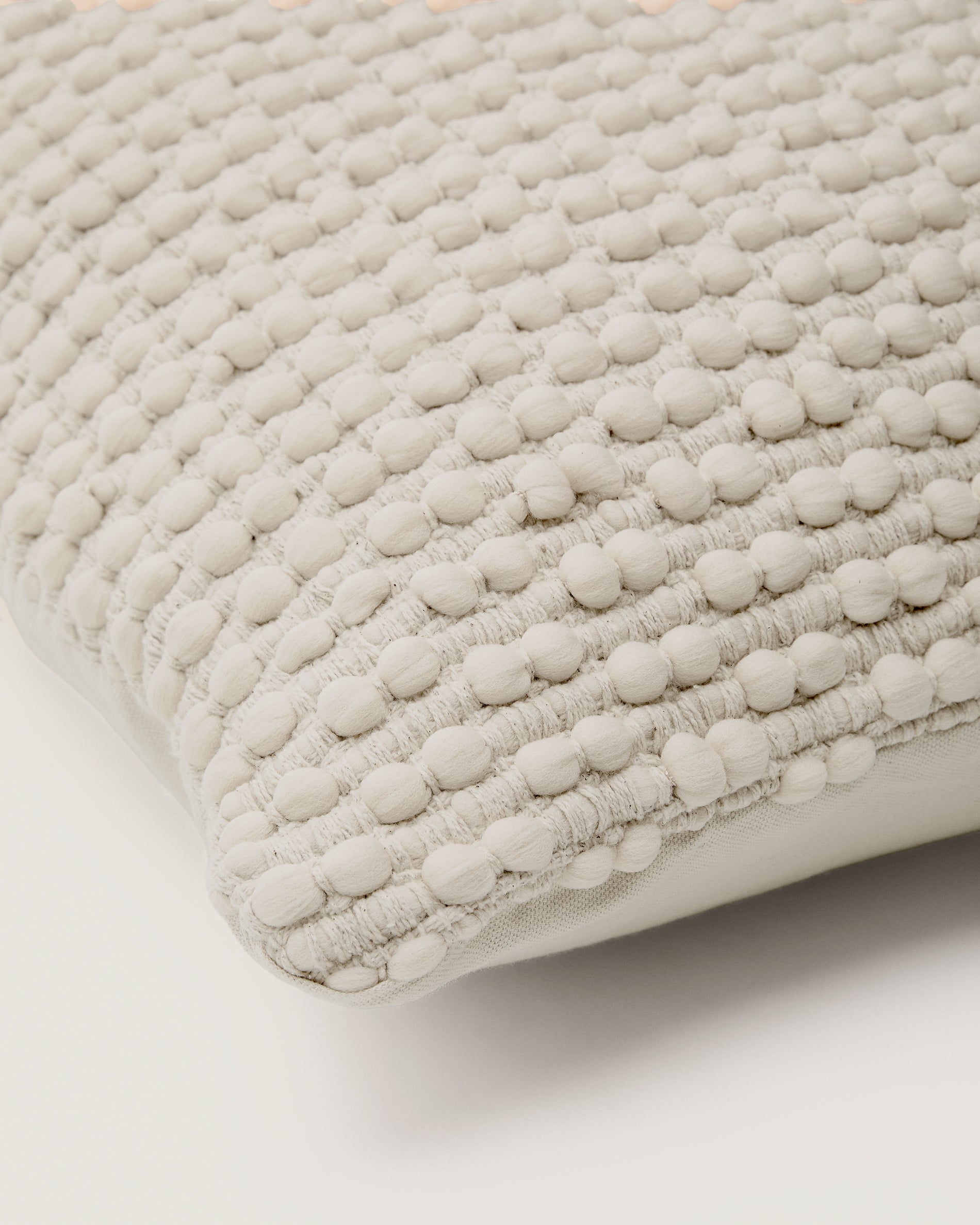 Kissenhülle Mascarell aus weißer Baumwolle und Polyester 50 x 50 cm in Weiß präsentiert im Onlineshop von KAQTU Design AG. Deko Kissenbezug ist von Kave Home