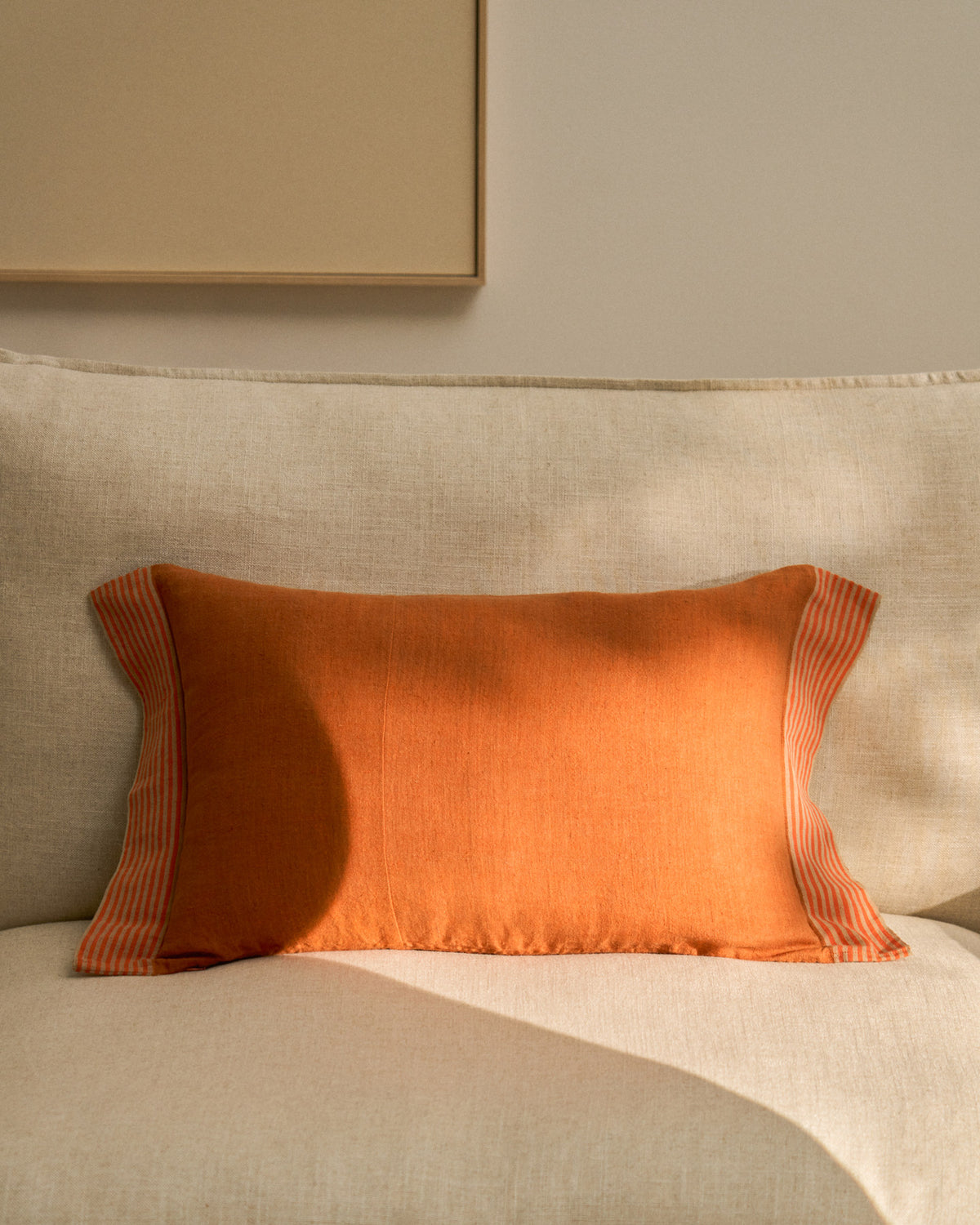 Kissenbezug Disea aus Leinen mit Streifendetail in Orange 40 x 60 cm in Orange präsentiert im Onlineshop von KAQTU Design AG. Deko Kissenbezug ist von Kave Home