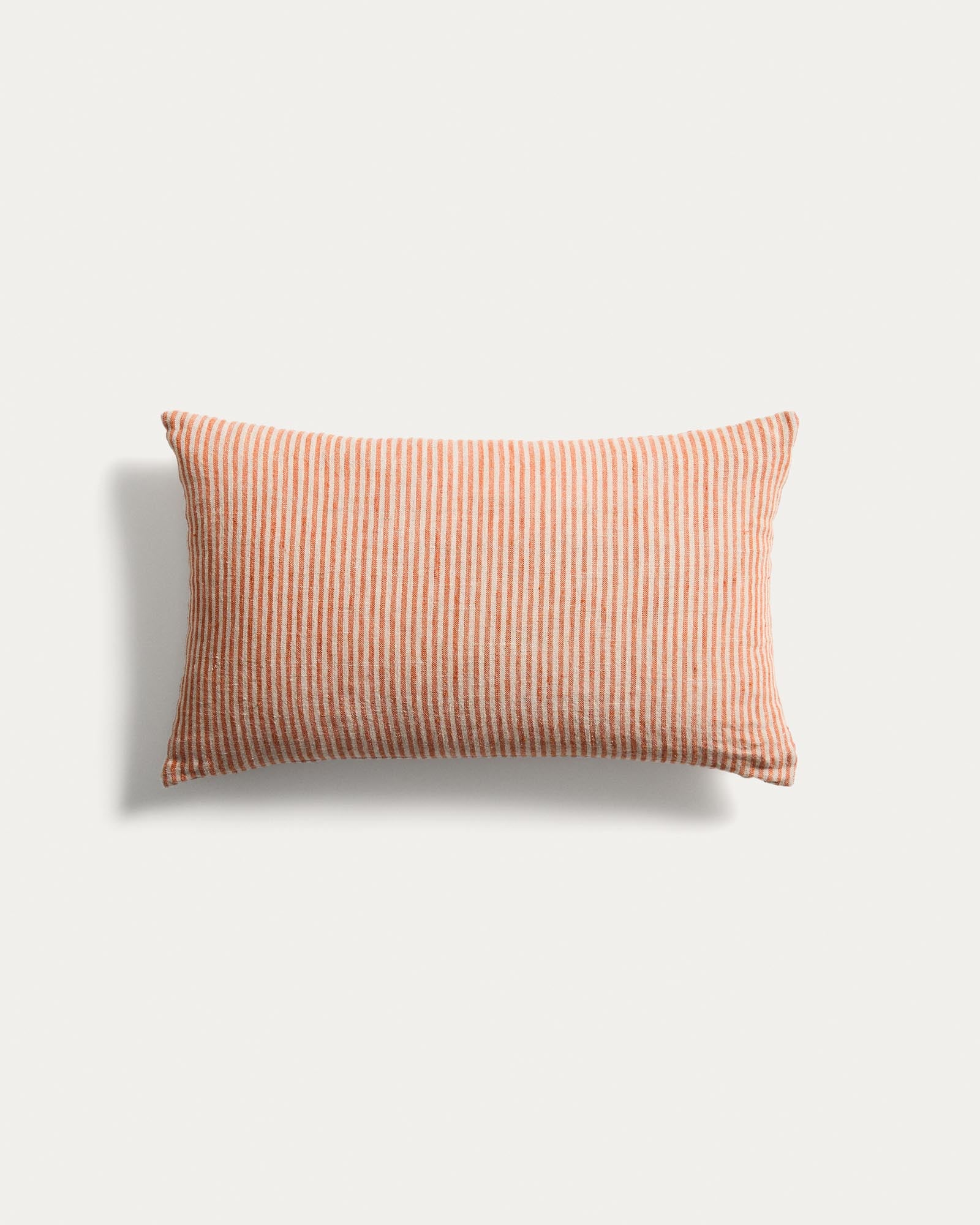 Kissenbezug Oriade aus Leinen mit orangefarbenen Streifen, 30 x 50 cm in Orange präsentiert im Onlineshop von KAQTU Design AG. Deko Kissenbezug ist von Kave Home