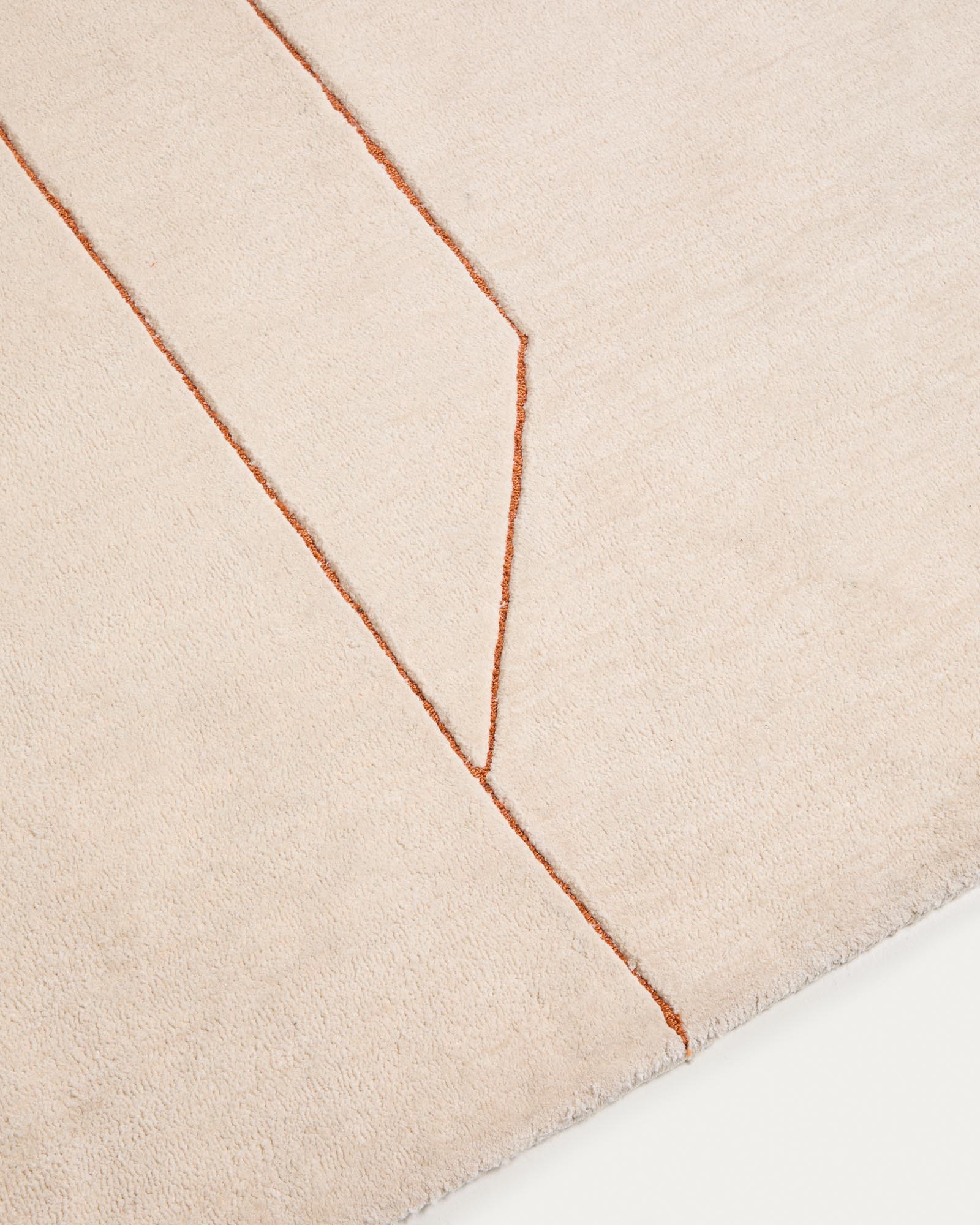 Moderner Teppich Delide in Ecru mit auffälligem orangefarbenem Grafikdesign, ideal für stilvolle Wohnräume, 160 x 230 cm.