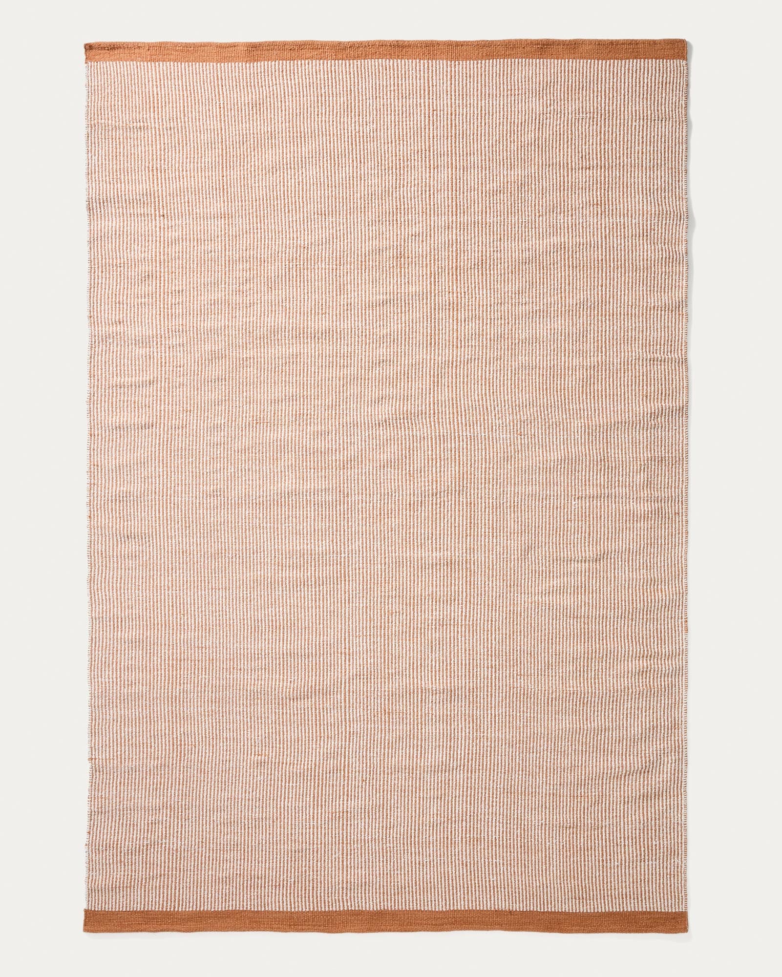 Teppich Tinei aus 100 % PET mit orangefarbenen Streifen, 200 x 300 cm in Orange präsentiert im Onlineshop von KAQTU Design AG. Outdoor Teppich ist von Kave Home