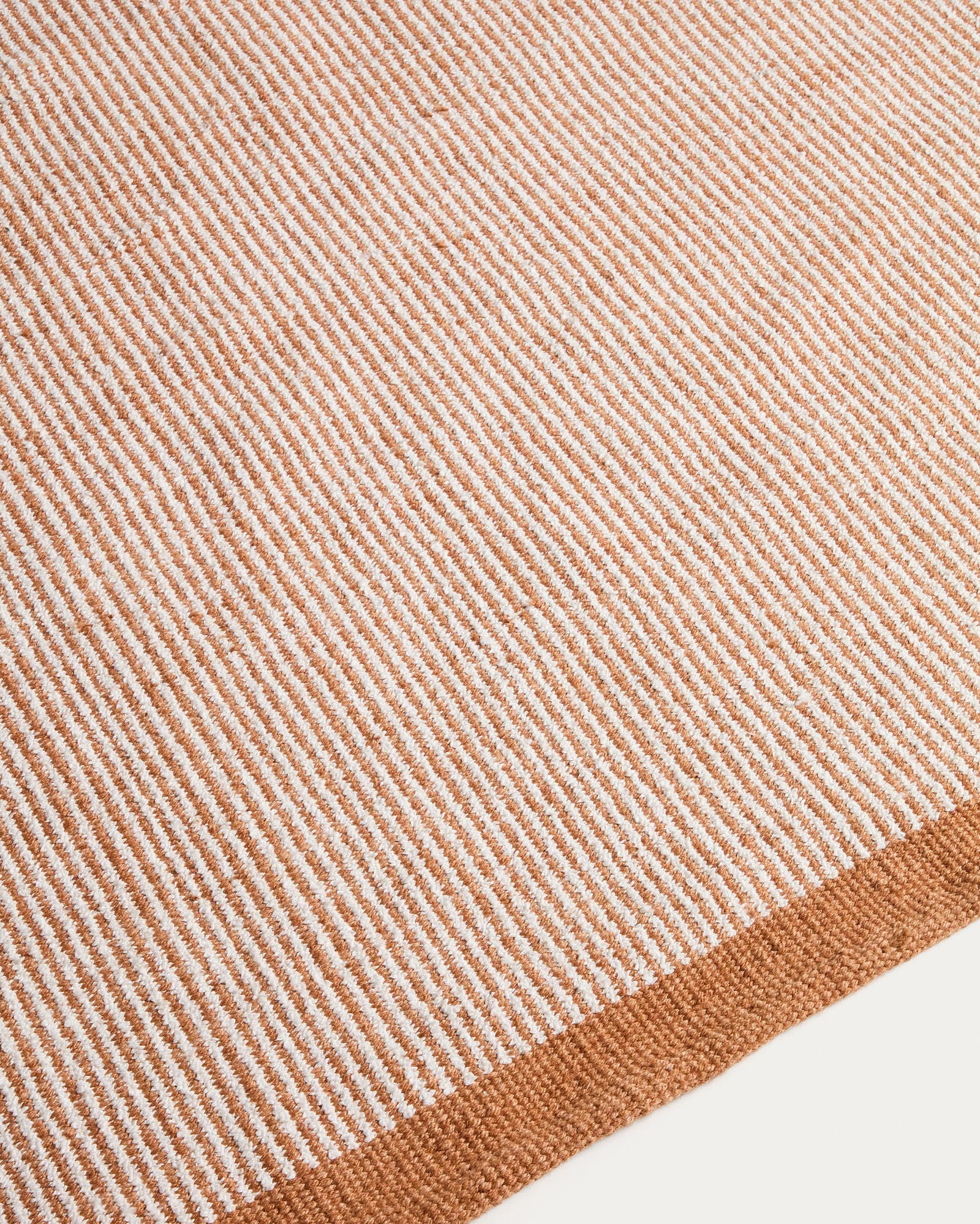 Bunter Outdoor Teppich Tinei in Orange mit Streifen, 200 x 300 cm, aus 100 % PET, ideal für Garten und Terrasse.