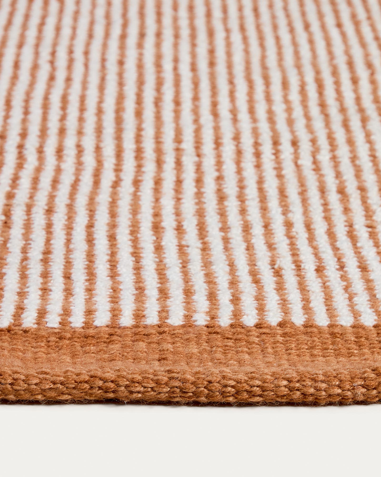 Stylischer Outdoor Teppich Tinei in leuchtendem Orange mit Streifen, 200 x 300 cm, aus 100 % recyceltem PET, perfekt für den Außenbereich.