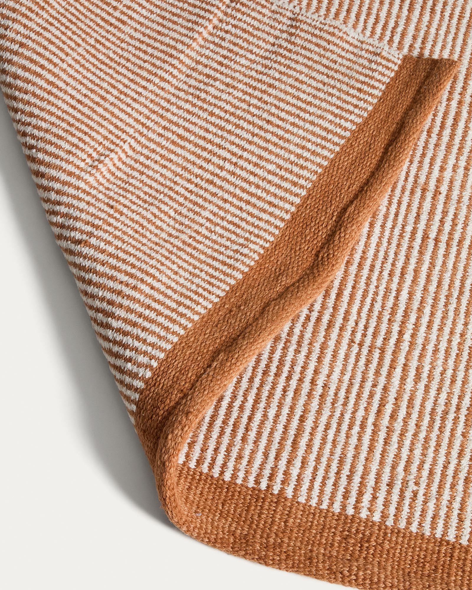 Hochwertiger Outdoor Teppich Tinei in lebhaftem Orange mit Streifen, 200 x 300 cm, gefertigt aus 100 % recyceltem PET für stilvolle Akzente im Freien.