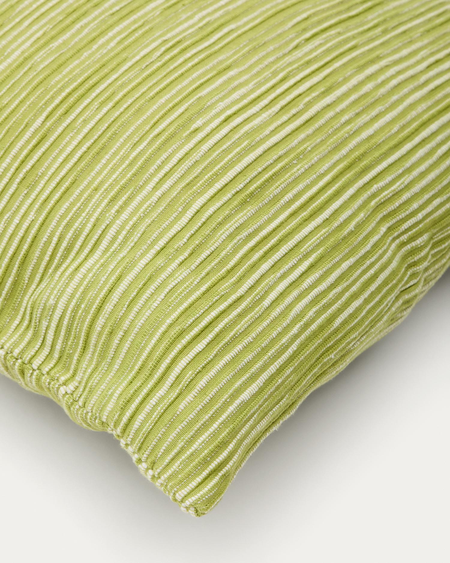 Kissenbezug Niera aus Baumwoll-Jacquard mit grünen Streifen, 45 x 45 cm in Hellgrün präsentiert im Onlineshop von KAQTU Design AG. Deko Kissenbezug ist von Kave Home