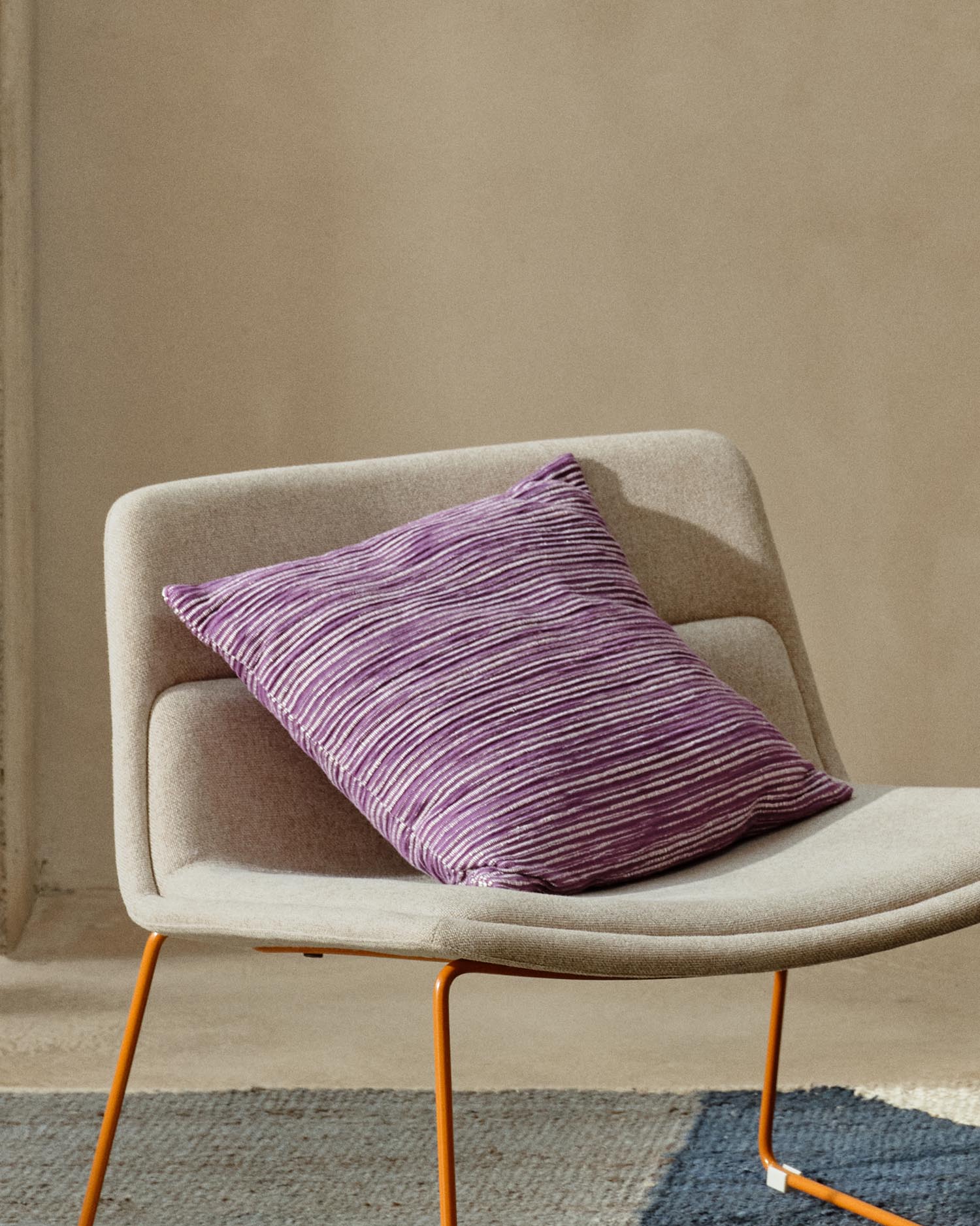Kissenbezug Niera aus Baumwoll-Jacquard mit violetten Streifen, 45 x 45 cm in Lila präsentiert im Onlineshop von KAQTU Design AG. Deko Kissenbezug ist von Kave Home