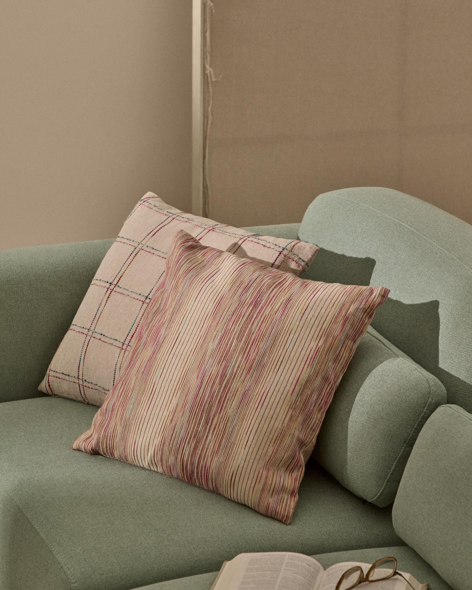 Mehrfarbiger Kissenbezug Merure aus Jacquard, 45 x 45 cm in Mehrfarbig präsentiert im Onlineshop von KAQTU Design AG. Deko Kissenbezug ist von Kave Home
