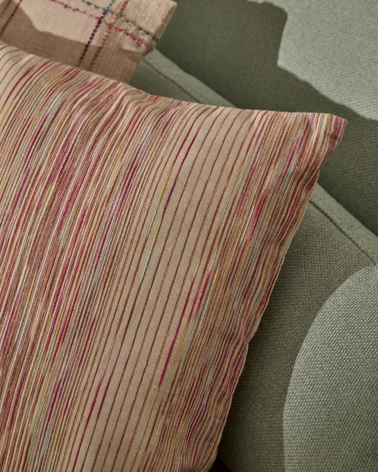 Mehrfarbiger Kissenbezug Merure aus Jacquard, 45 x 45 cm in Mehrfarbig präsentiert im Onlineshop von KAQTU Design AG. Deko Kissenbezug ist von Kave Home
