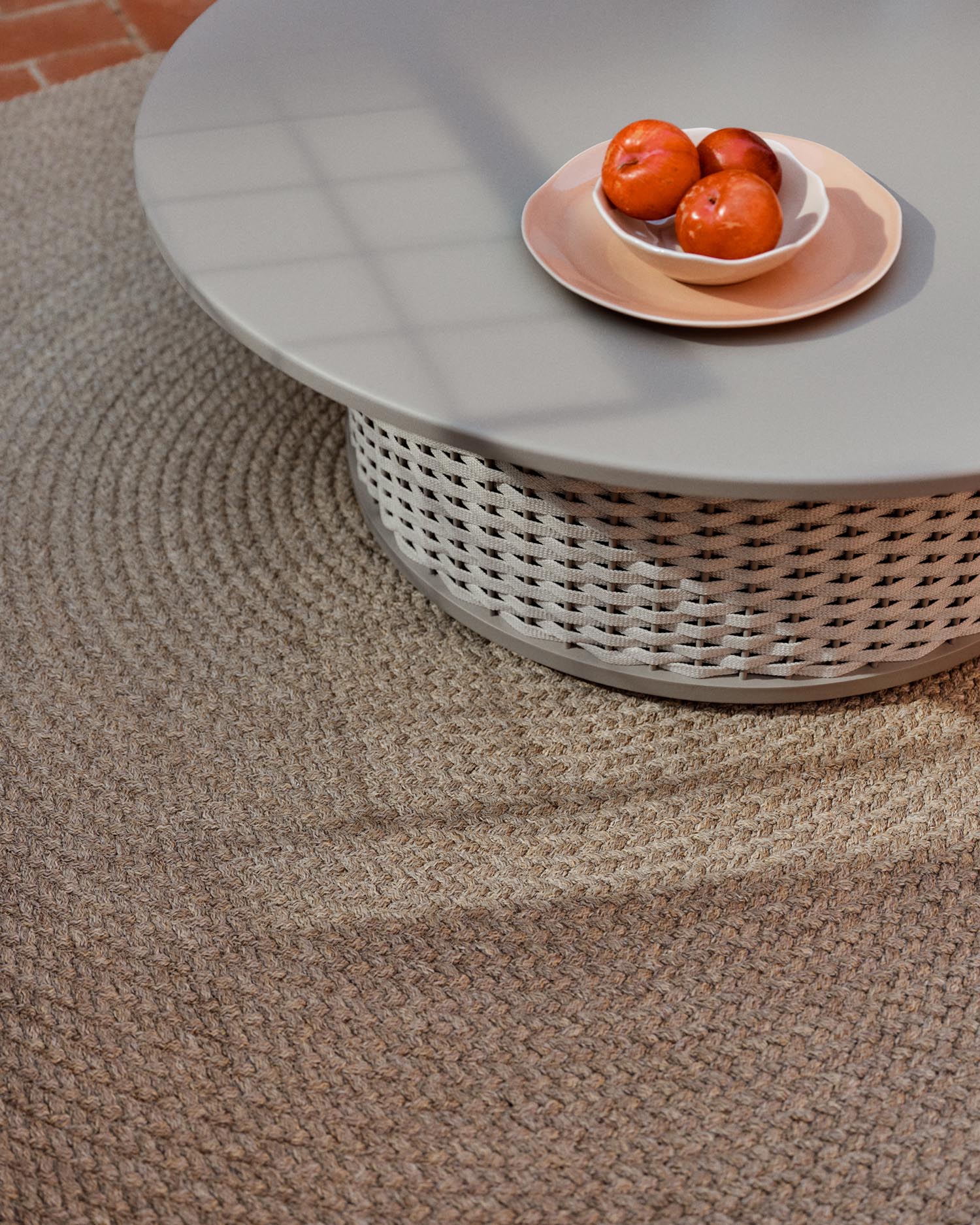 Entdecken Sie den eleganten Teppich Despas in Beige (Ø150 cm) von Kave Home – ideal für stilvolle Außenbereiche. Robust und pflegeleicht!