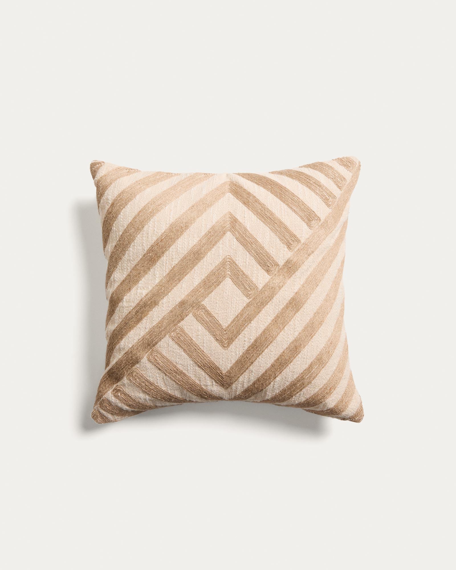 Kissenbezug Silume aus ecrufarbener Baumwolle mit beiger Jutestickerei, 45 x 45 cm in Beige präsentiert im Onlineshop von KAQTU Design AG. Deko Kissenbezug ist von Kave Home